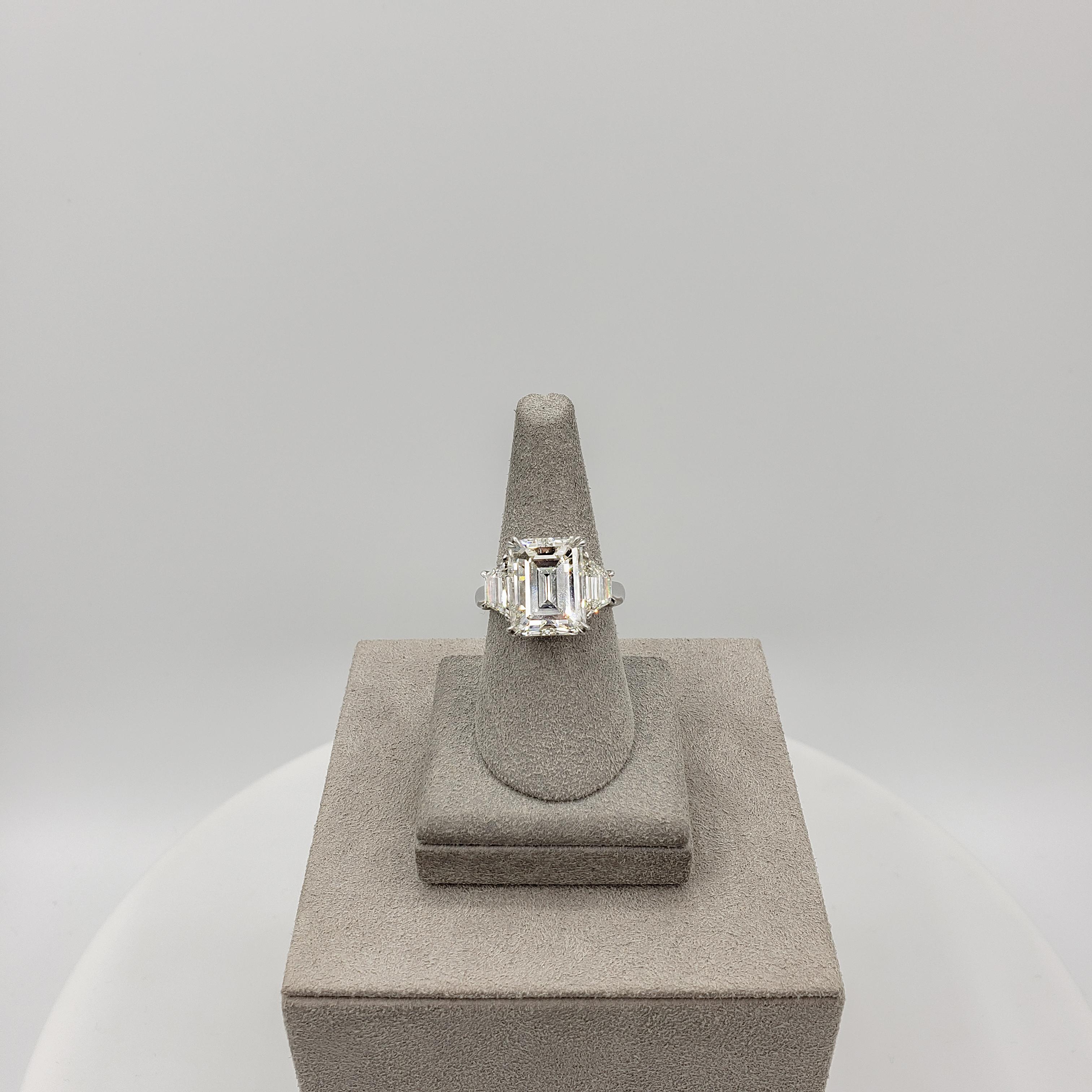 Verlobungsring mit drei Steinen, GIA-zertifizierter 7.31 Karat Diamant im Smaragdschliff im Angebot 1