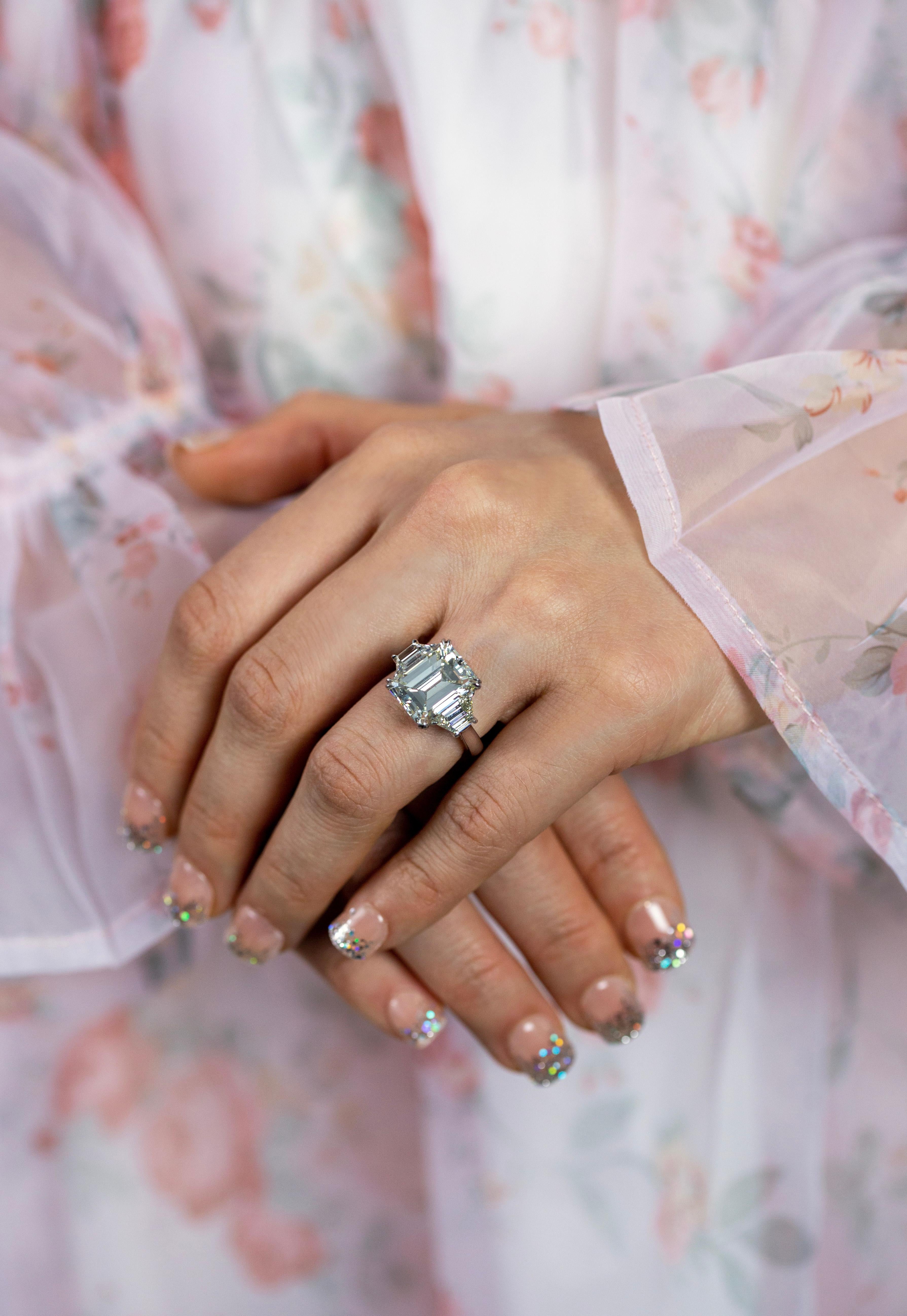 Verlobungsring mit drei Steinen, GIA-zertifizierter 7.31 Karat Diamant im Smaragdschliff Damen im Angebot