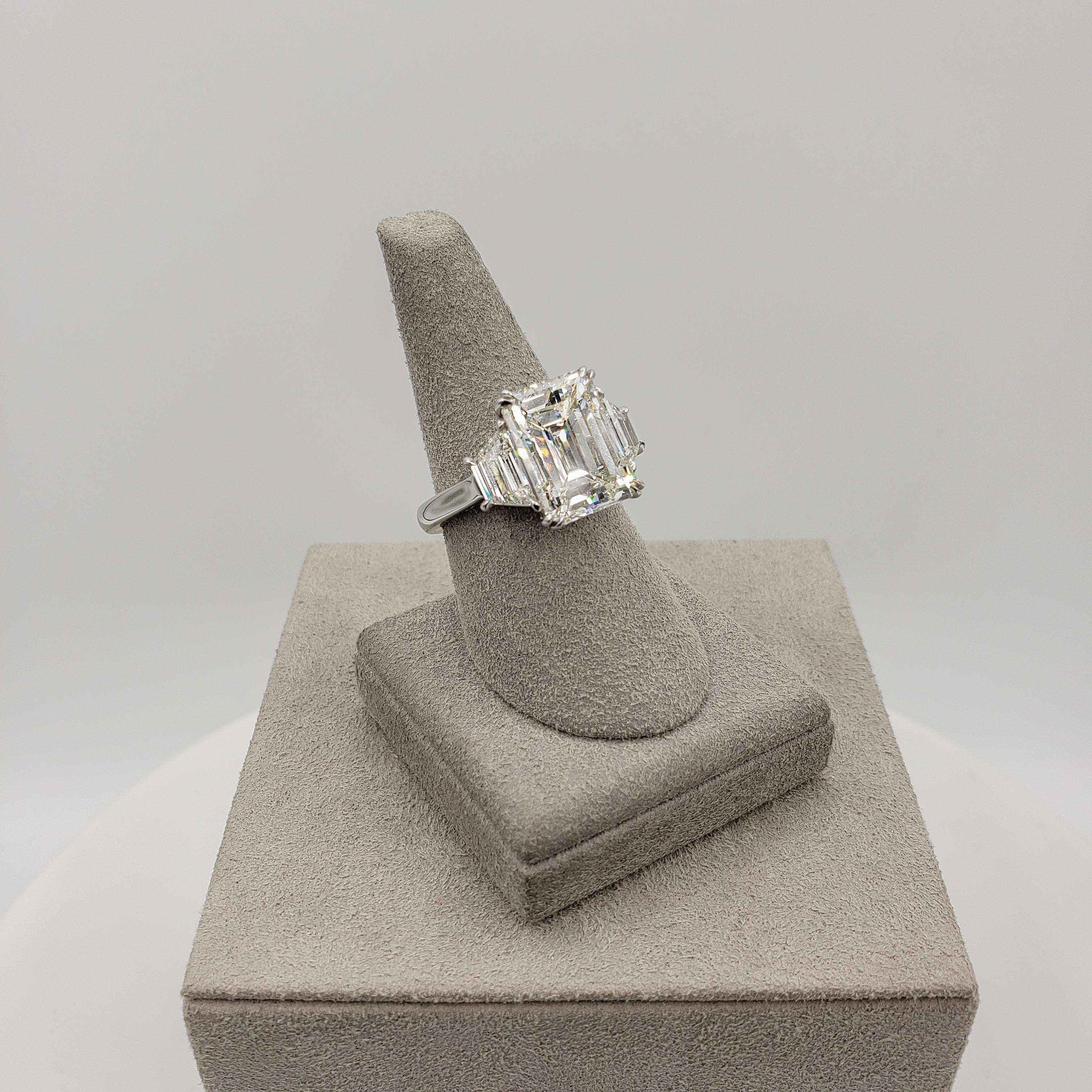 Verlobungsring mit drei Steinen, GIA-zertifizierter 7.31 Karat Diamant im Smaragdschliff im Angebot 2