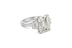 Anello di fidanzamento a tre pietre con diamante taglio smeraldo certificato GIA da 7.31 carati