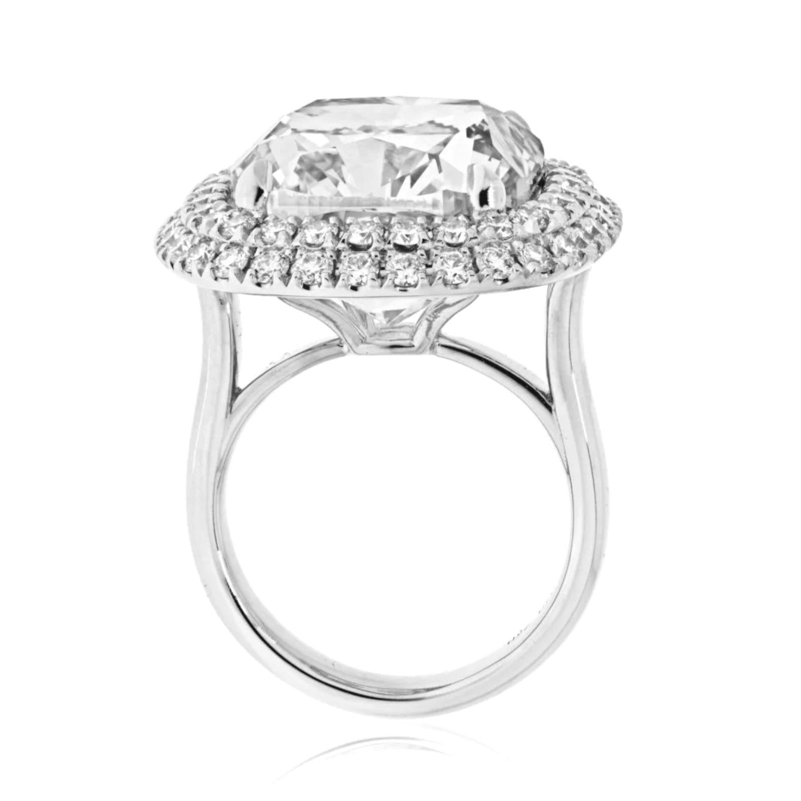 Un anello di grande effetto con un diamante taglio cuscino da 7,33 carati certificato GIA, di colore D e purezza FLAWLESS. La pietra centrale è circondata da due aureole di diamanti rotondi taglio brillante abbinati che ne esaltano la brillantezza e