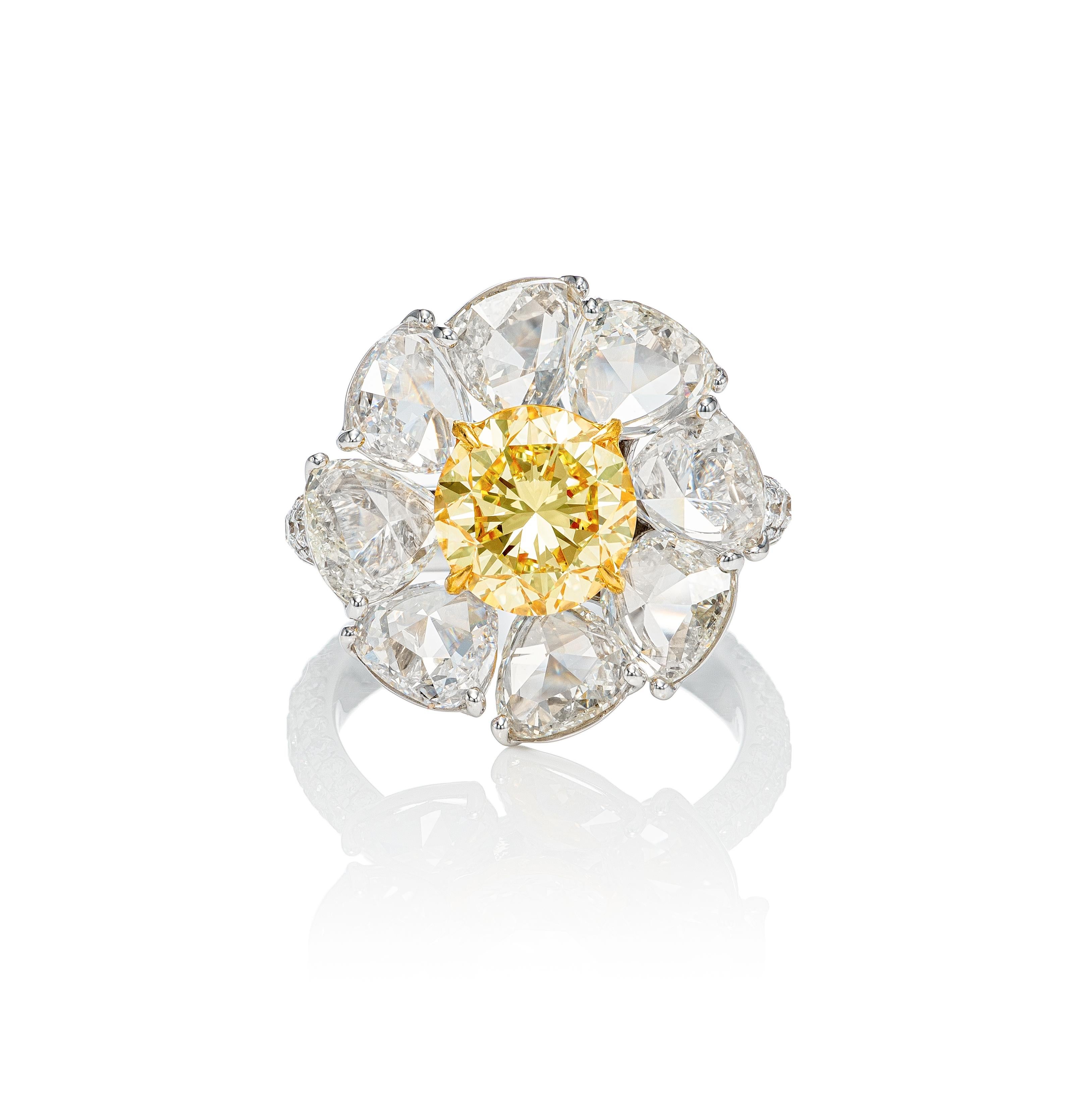 Taille ronde Bague marguerite fantaisie en or 18 carats avec diamants jaunes et blancs de 7,39 carats certifiés par le GIA en vente