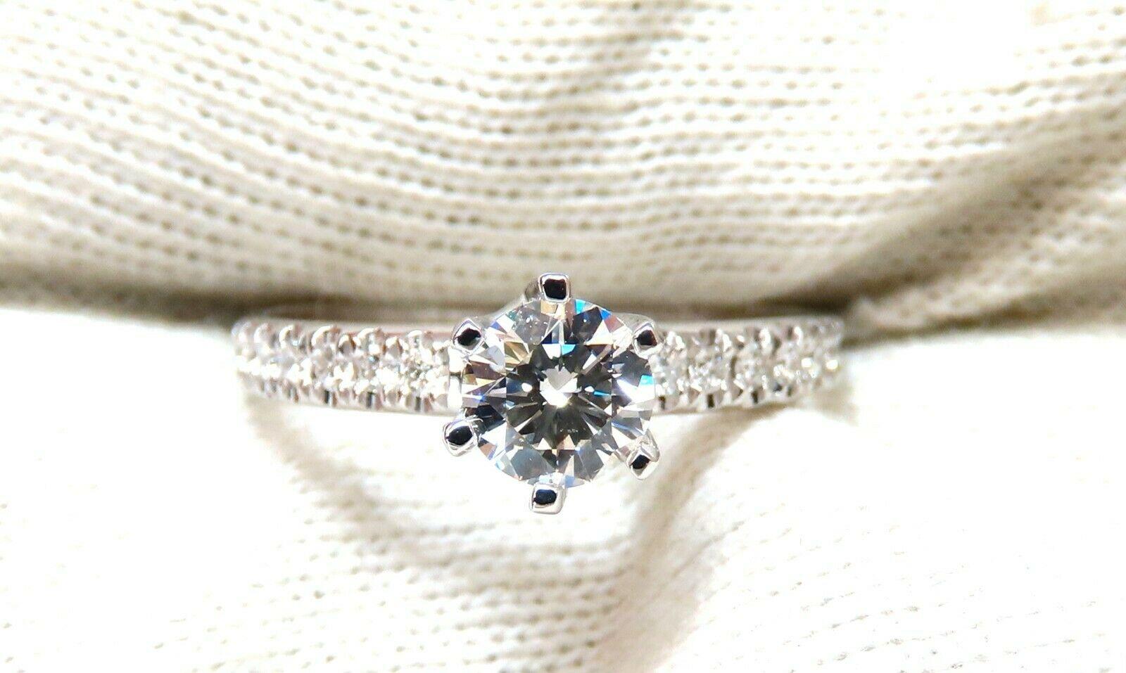 GIA-zertifizierter Diamant-Verlobungsring.


Erhöhte Tulpe Mod Klassisch

GIA-Zertifikat:  5192782859

.51ct.  Natürlicher Rundschliff-Diamant

H Farbe Vs2 Klarheit 

(Siehe beiliegende Kopie des Berichts)

.22ct Seitlich runde Diamanten:

H-Farbe,