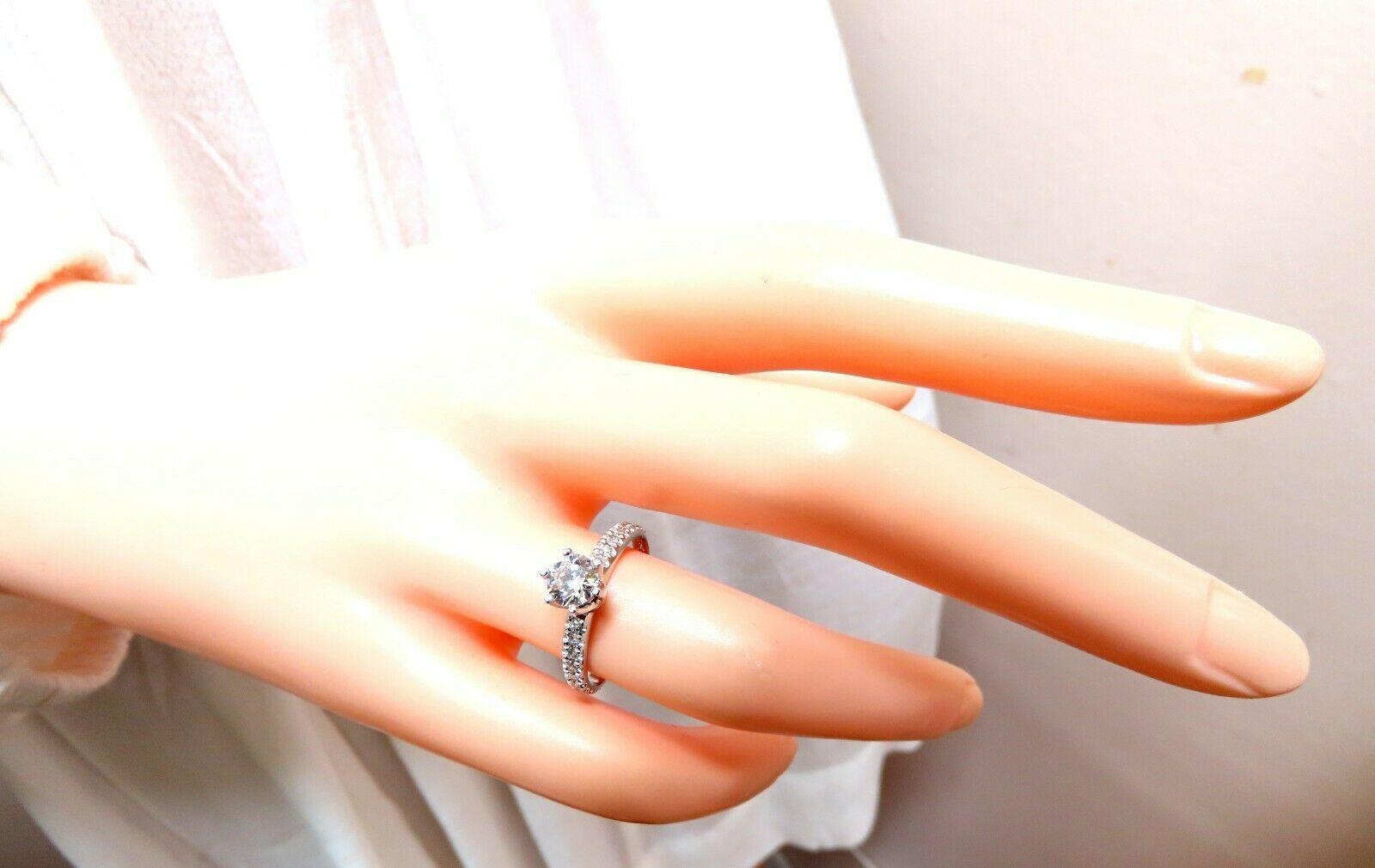 GIA-zertifizierter Platin-Tulpenring mit 0,73 Karat Diamant im Rundschliff, Platin im Zustand „Neu“ im Angebot in New York, NY