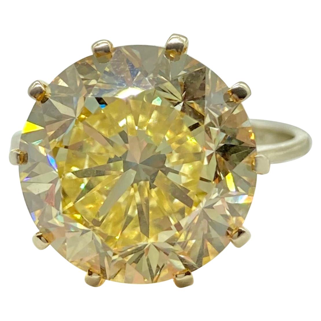 Bague solitaire de fantaisie en diamant jaune intense de 7,41 carats certifié GIA en vente