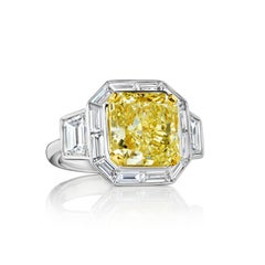 Bague en diamant jaune de 7,43 carats et halo de diamants baguettes certifiés GIA