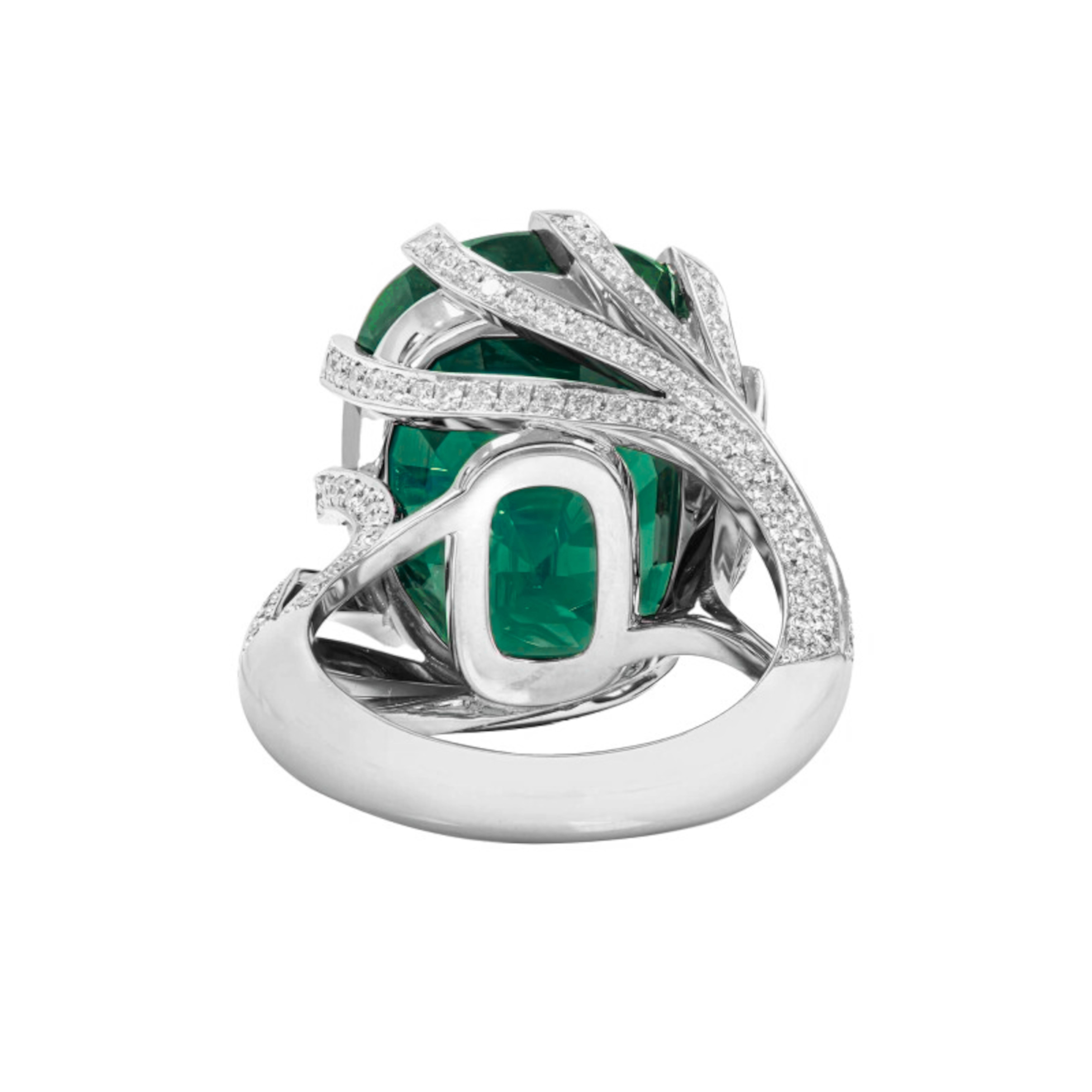 Une exquise émeraude à taille coussin pesant 7,44 carats avec des diamants ronds de taille brillant en pavage de chaque côté, le tout serti dans du platine massif.