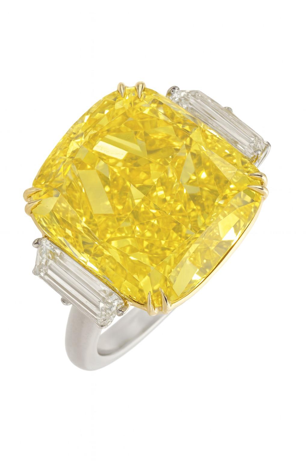 Bague en diamant certifié GIA de 7.45 carats, taille coussin, de couleur jaune fantaisie

Un magnifique diamant de 7,45 carats de couleur jaune fantaisie et de pureté VVS2, certifié par le GIA, magnifiquement mis en valeur dans une monture en or