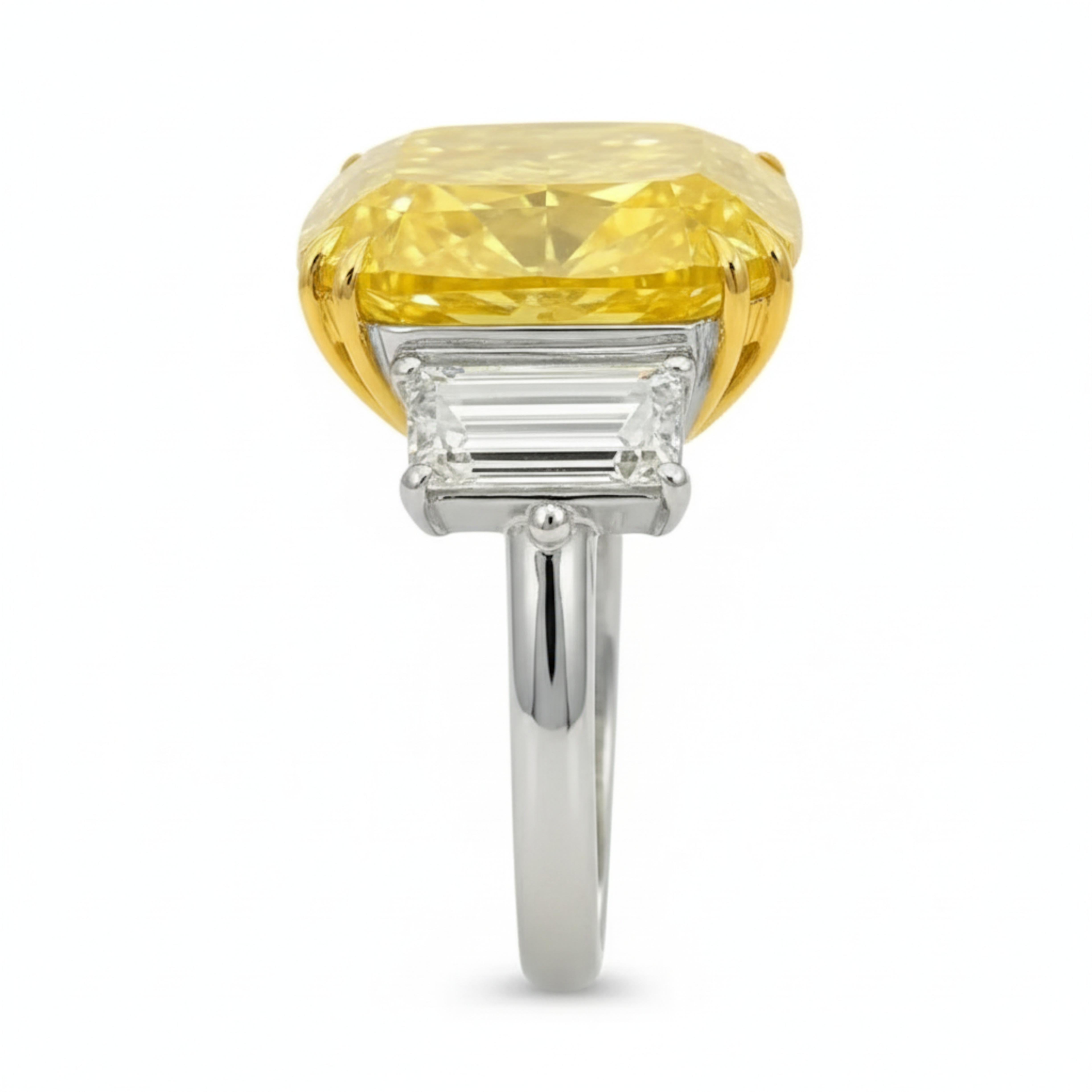 Contemporain Bague en diamant certifié GIA de 7.45 carats, taille coussin, de couleur jaune fantaisie en vente