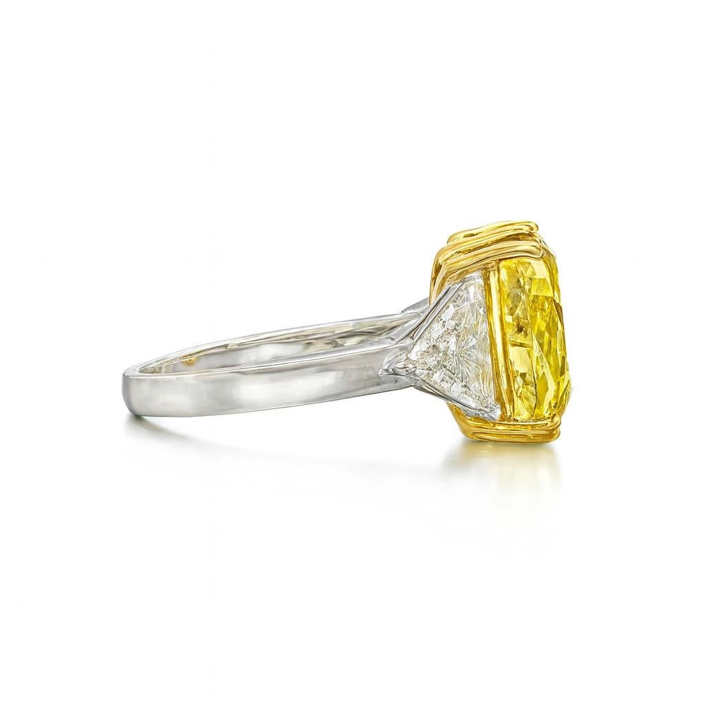 Bague certifiée GIA de 7,45 carats en or jaune 18K et platine, diamant taille brillant modifié avec coussin VVS2 et diamants latéraux Trillion

Cette magnifique bague est ornée d'un diamant de 7,45 carats certifié par le GIA, de couleur naturelle