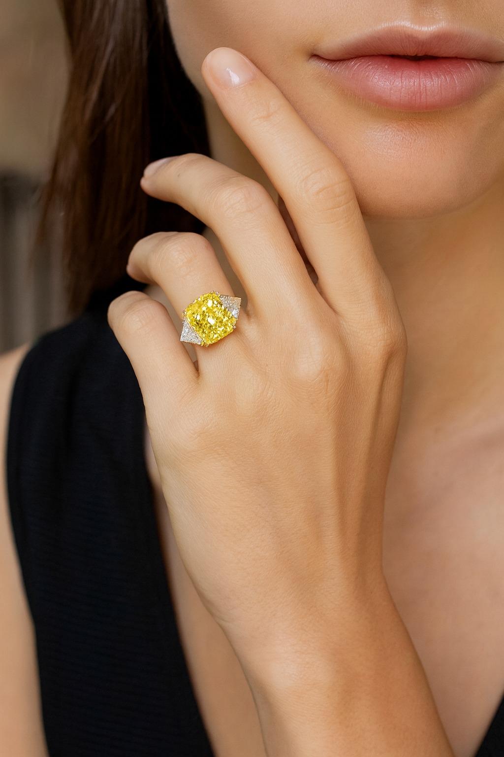 Certifié GIA 7.45 Carat Fancy Yellow VVS2 Cushion  Bague en diamant Neuf - En vente à Chicago, IL