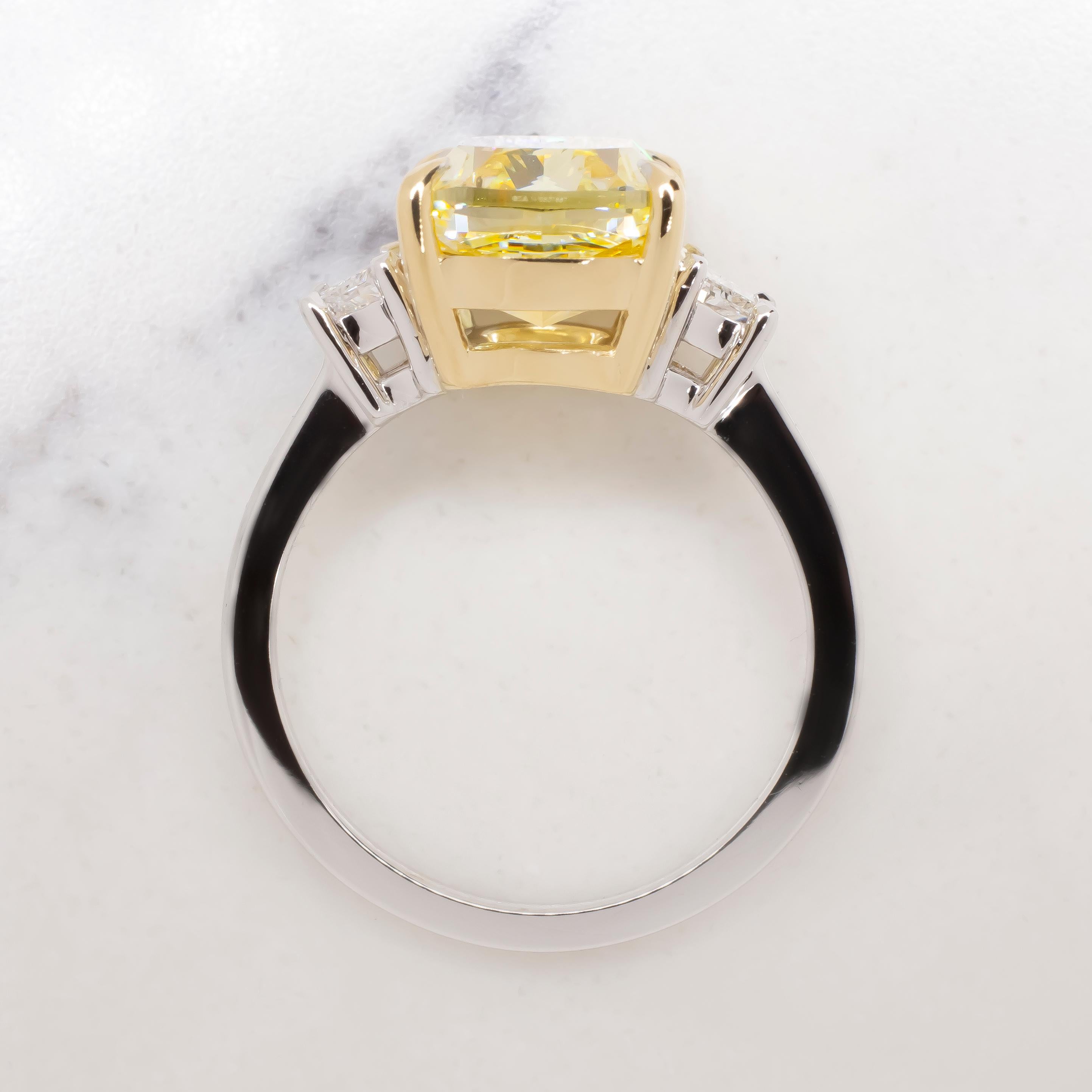 GIA zertifiziert 7,46 Karat Fancy Yellow Internally Flawless Cushion Ring im Zustand „Neu“ im Angebot in Chicago, IL