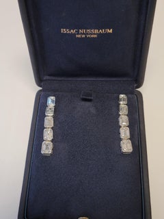 Issac Nussbaum 7,47 Karat Gesamtgewicht Platin Smaragdschliff Diamant-Ohrringe.