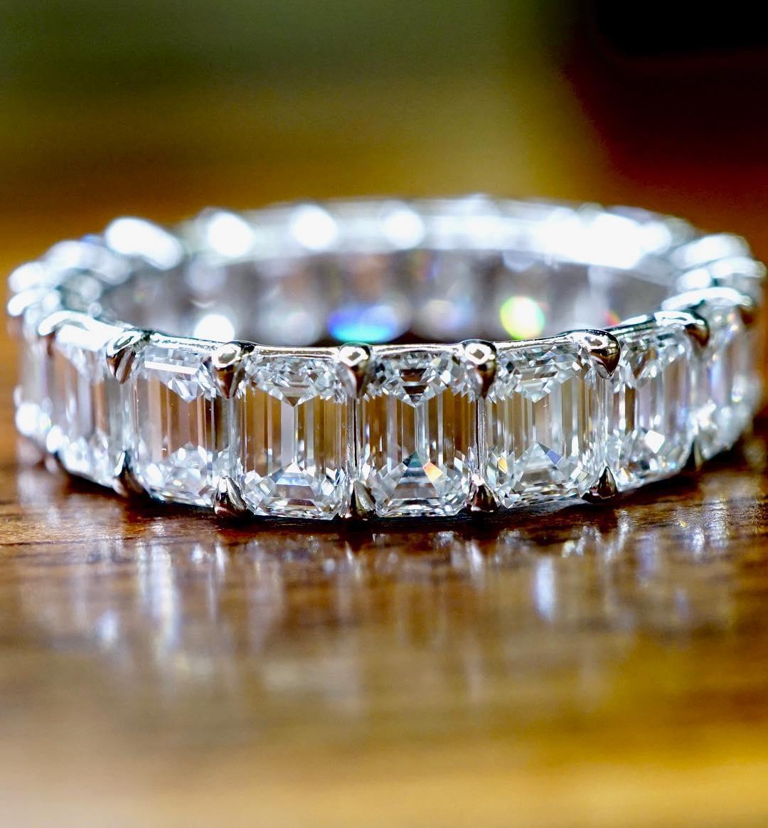 GIA Certified 7.5 Carat Emerald Eternity Band In New Condition For Sale In New York, NY