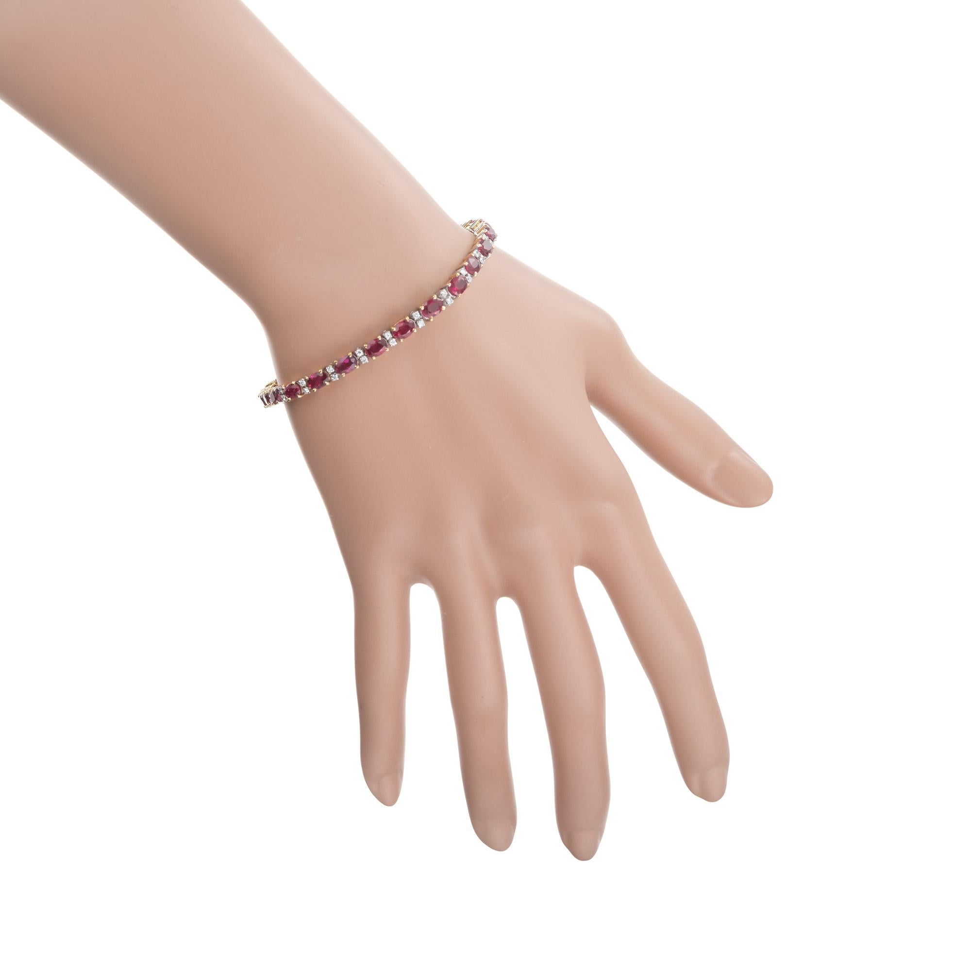 GIA Certified 7.5 Carat Oval Ruby Diamond Yellow Gold Bracelet en venta 2
