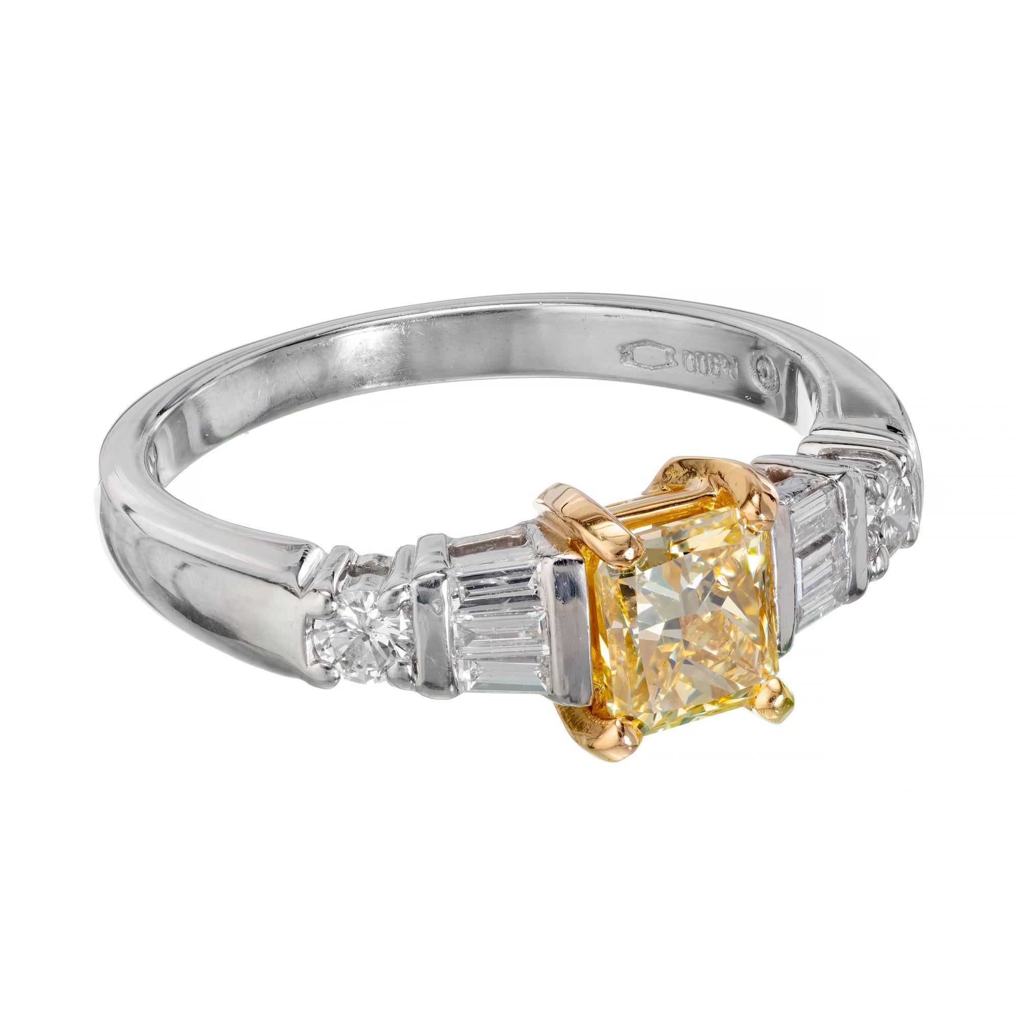Bague de fiançailles en diamant jaune et blanc. Diamant rectangulaire jaune radiant de taille intense de couleur naturelle dans une monture en platine et or rose avec des accents de diamants baguettes et ronds. Certifié par le GIA. 

1 diamant