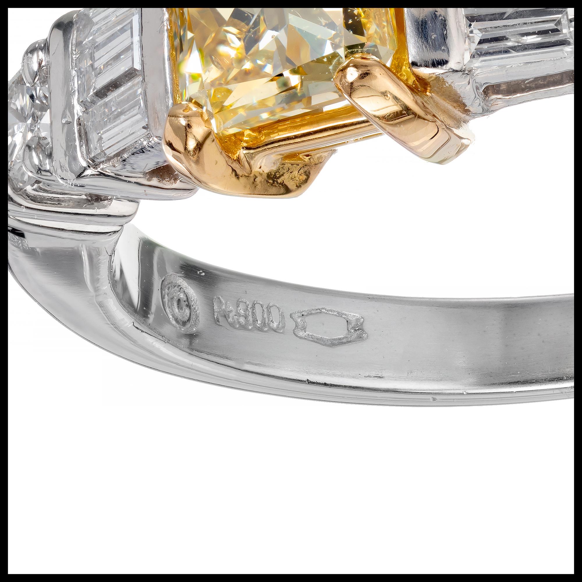 Bague de fiançailles en or et platine avec diamant jaune de 0,75 carat certifié par le GIA Neuf - En vente à Stamford, CT
