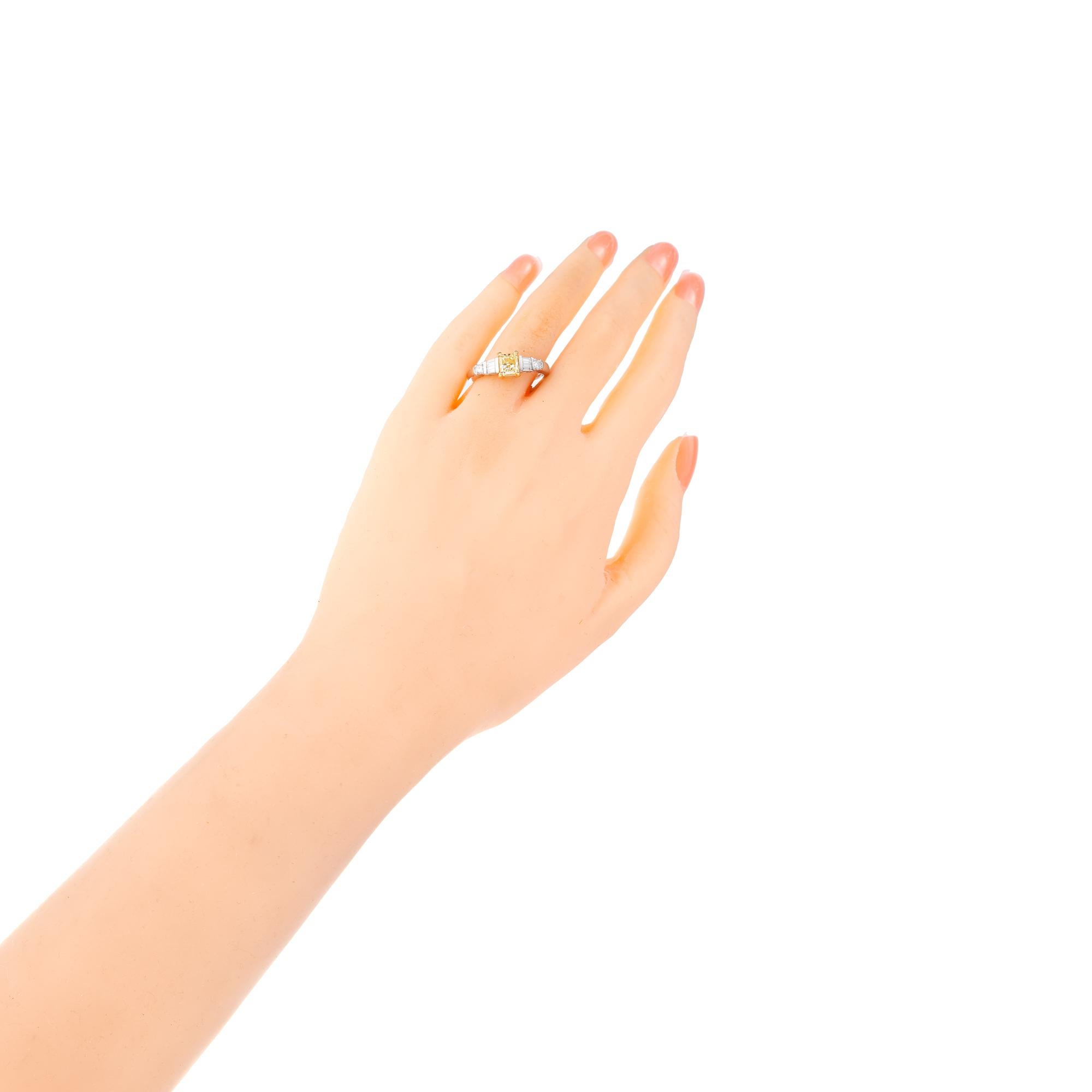 Bague de fiançailles en or et platine avec diamant jaune de 0,75 carat certifié par le GIA Pour femmes en vente
