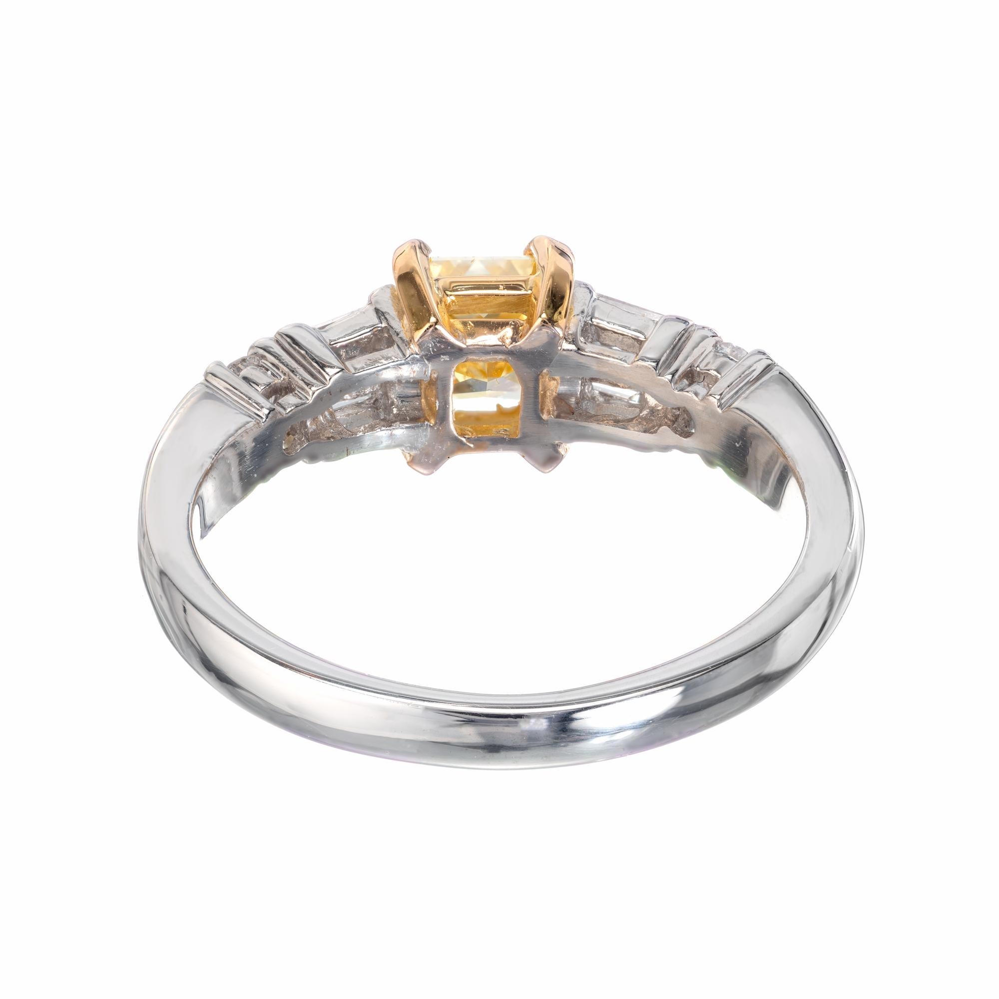 Bague de fiançailles en or et platine avec diamant jaune de 0,75 carat certifié par le GIA en vente 1