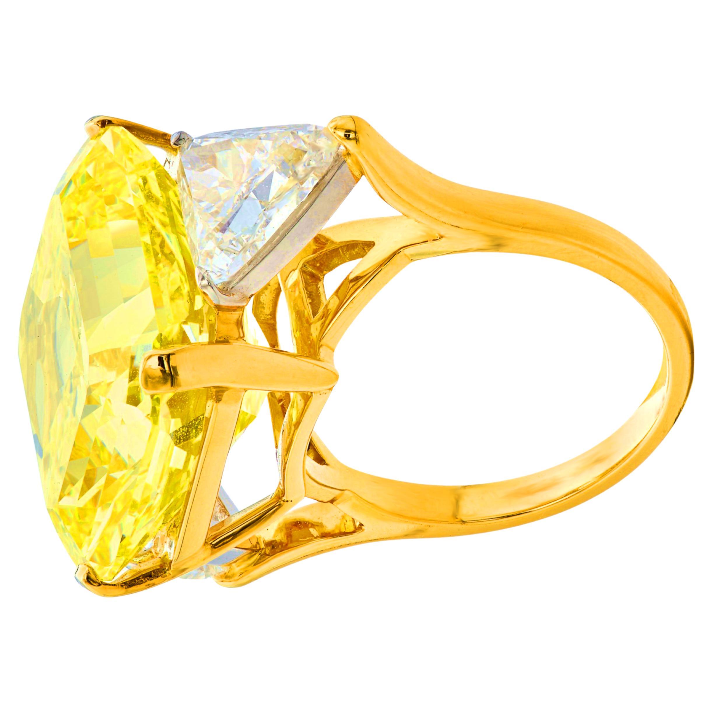 Una radiosa dichiarazione di potere e prestigio

Ti presentiamo un diamante Fancy Intense Yellow Radiant Cut da 7,50 carati, certificato GIA, con un'eccezionale purezza VVS1: una meraviglia rara e ardente che attira l'attenzione.

Elegantemente