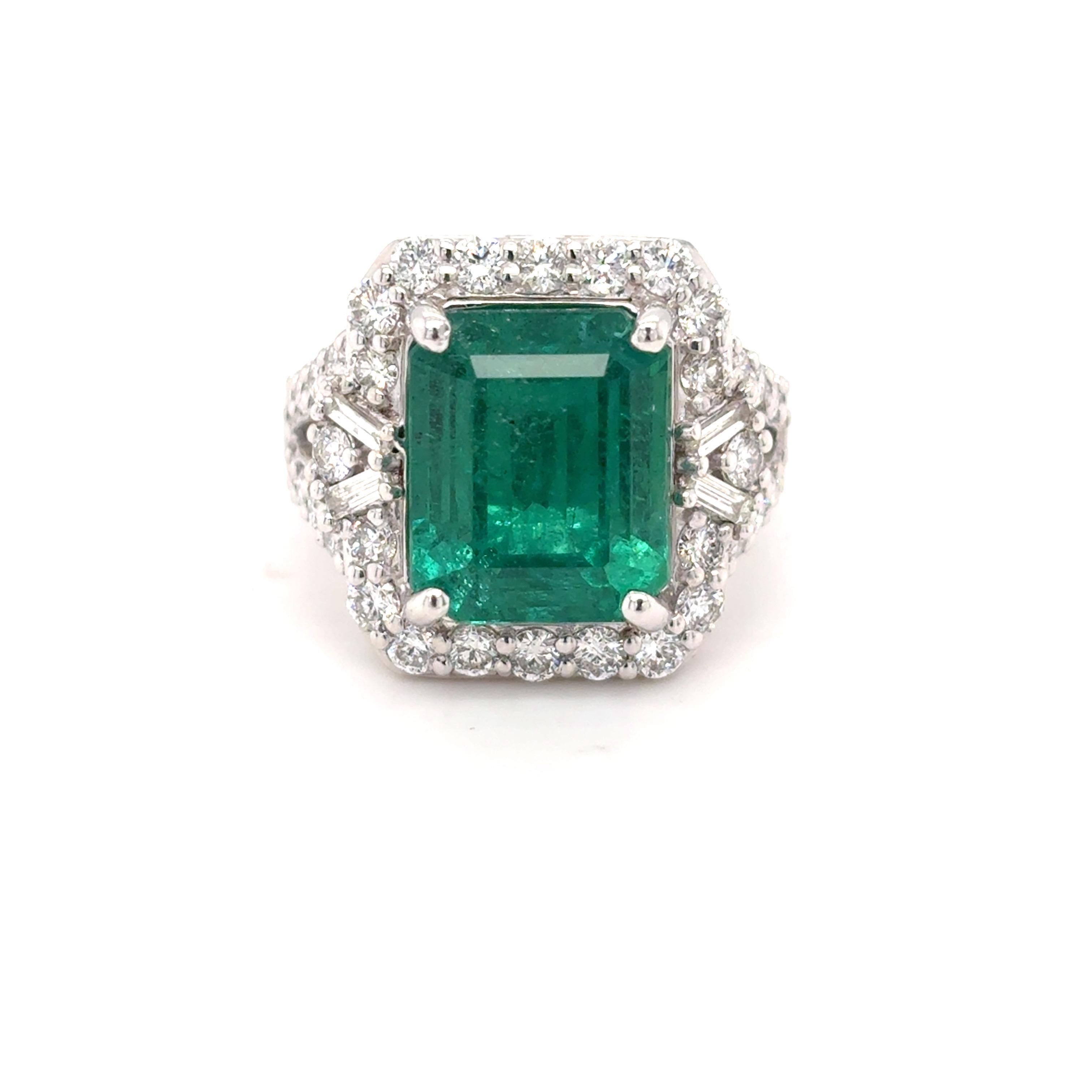 GIA-zertifizierter Ring mit 7,52 Karat Smaragd im Achteckschliff, der zeitlose Eleganz ausstrahlt. Der lebhafte, tiefgrüne Smaragd ist von 1,50 Karat strahlend weißen Diamanten umgeben, die einen atemberaubenden Kontrast bilden und seine königliche