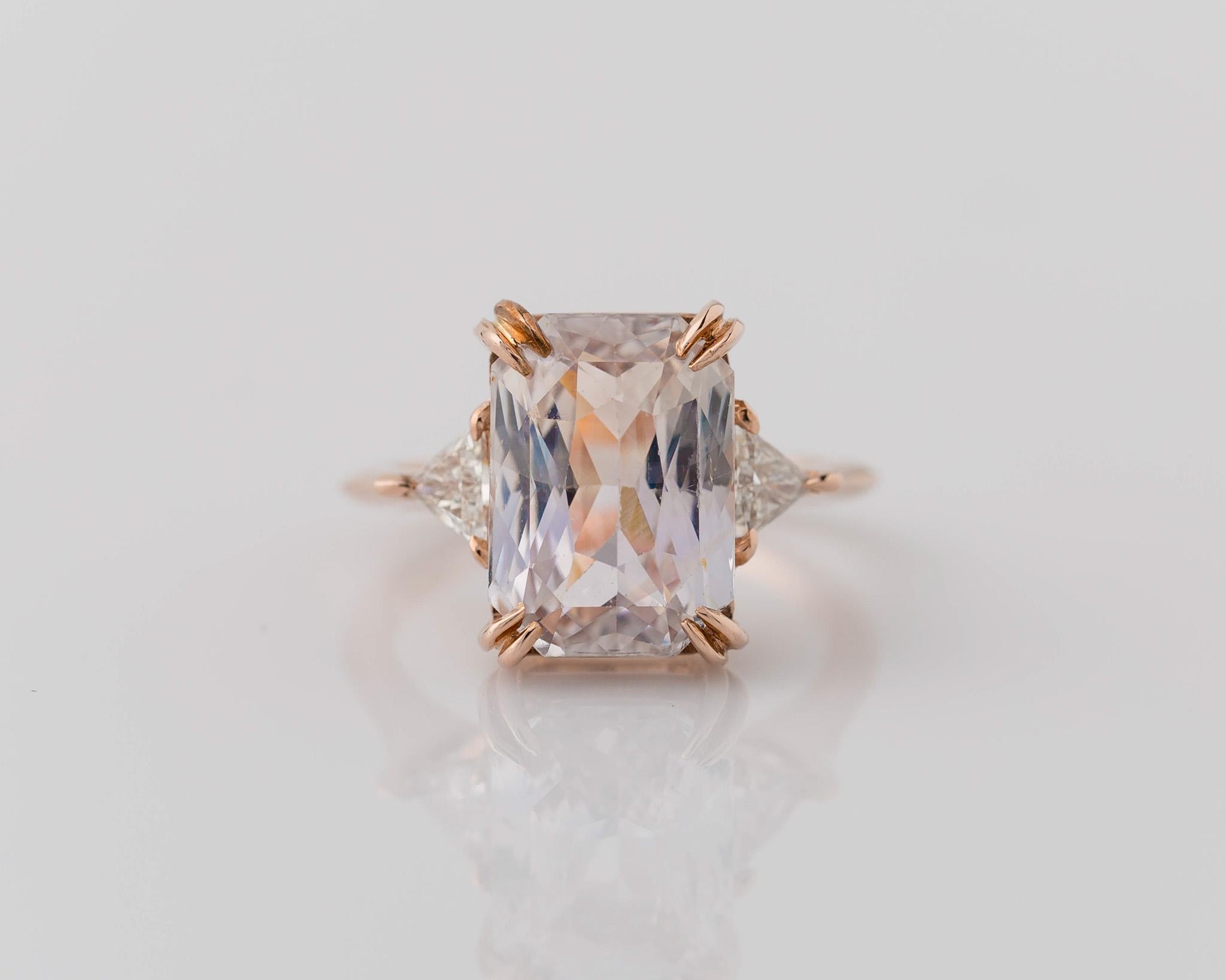 Taille radiant Bague de fiançailles avec saphir rose clair naturel certifié GIA de 7,56 carats et diamants en vente