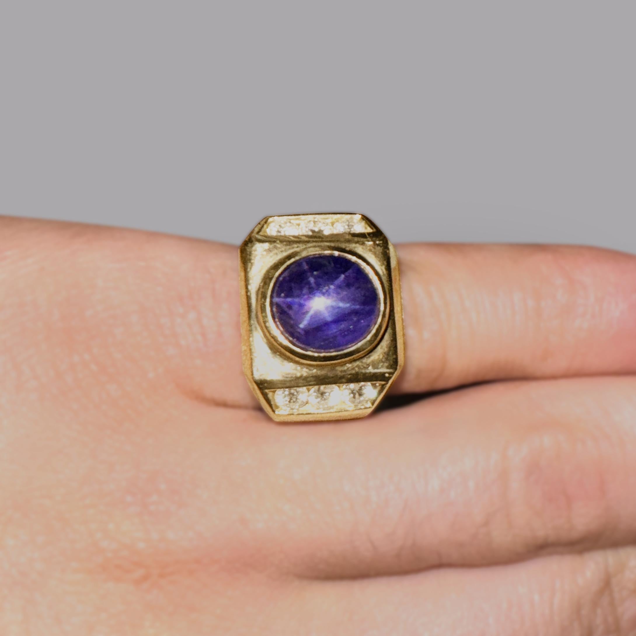 Anello da uomo con zaffiro a stella con castone, certificato GIA, da 7,60 carati, in oro giallo massiccio 14 carati con accenti di diamanti rotondi da 1,10 carati. Anello misura 8, regolabile.

Lo zaffiro proviene dallo Sri Lanka, non ha subito