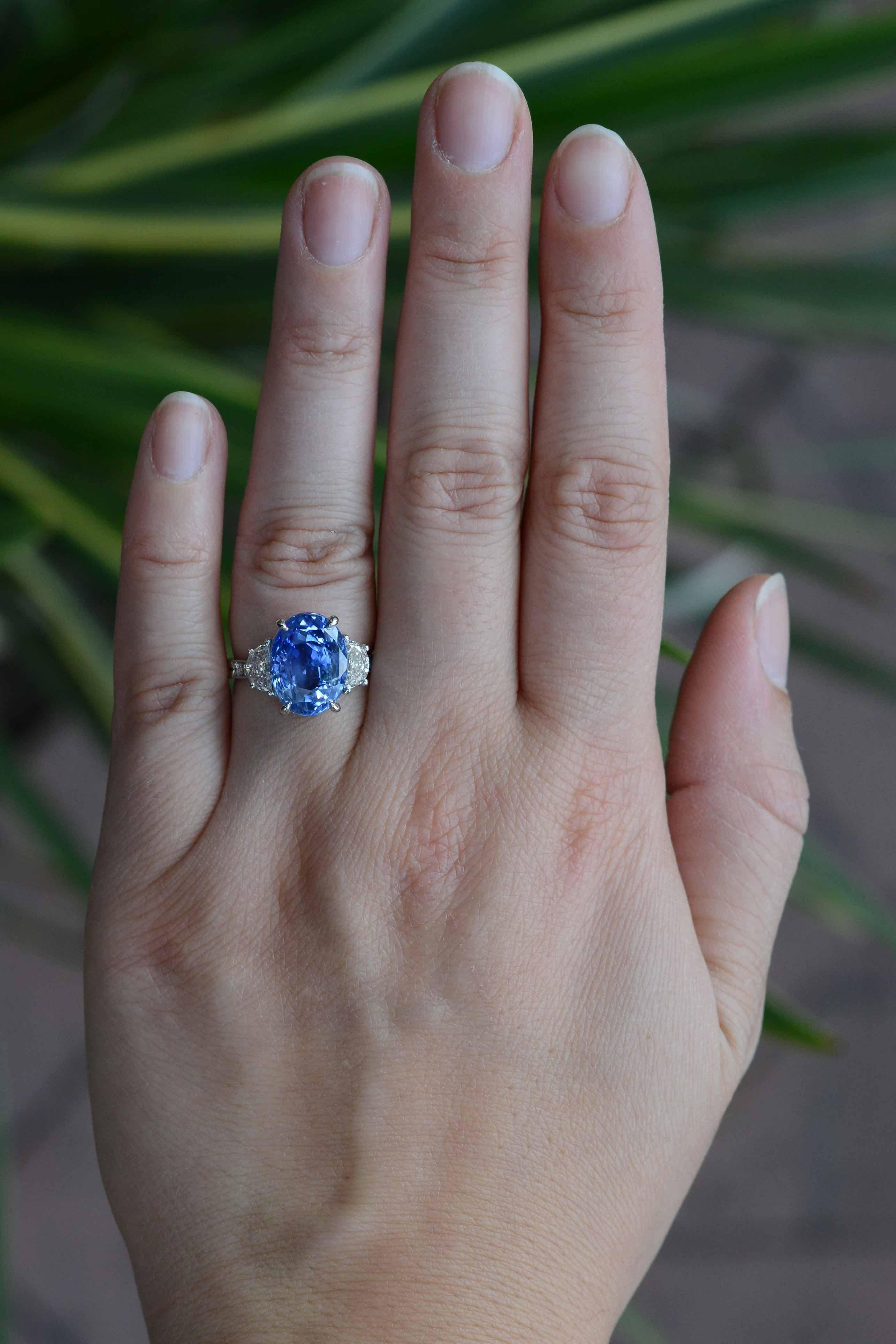 Dieser spektakuläre Verlobungsring aus Ceylon-Saphir ohne Hitzeeinwirkung ist unvergleichlich. Ein ungeheiztes Kleinod der  ein bedeutender Stein von 6,42 Karat mit einem reichen, tief gesättigten, mittelblauen Denim-Ton ist außerordentlich selten