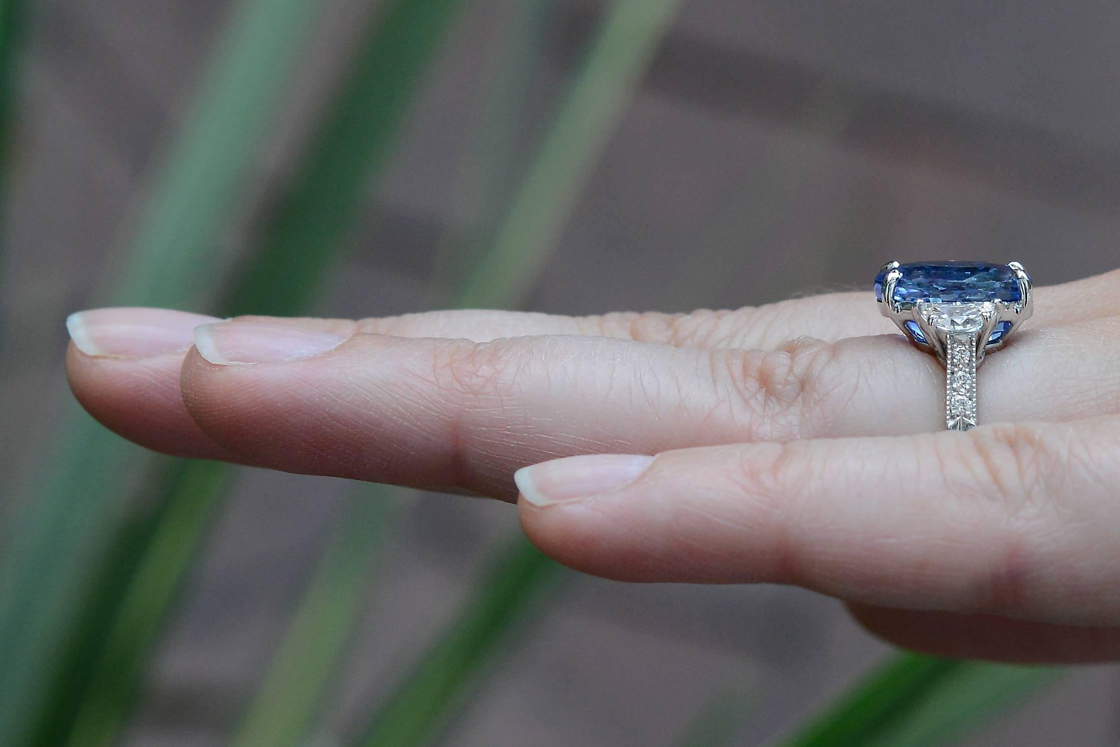 Verlobungsring mit GIA-zertifiziertem 6,42 Karat unbehandeltem Ceylon-Saphir (Ovalschliff)