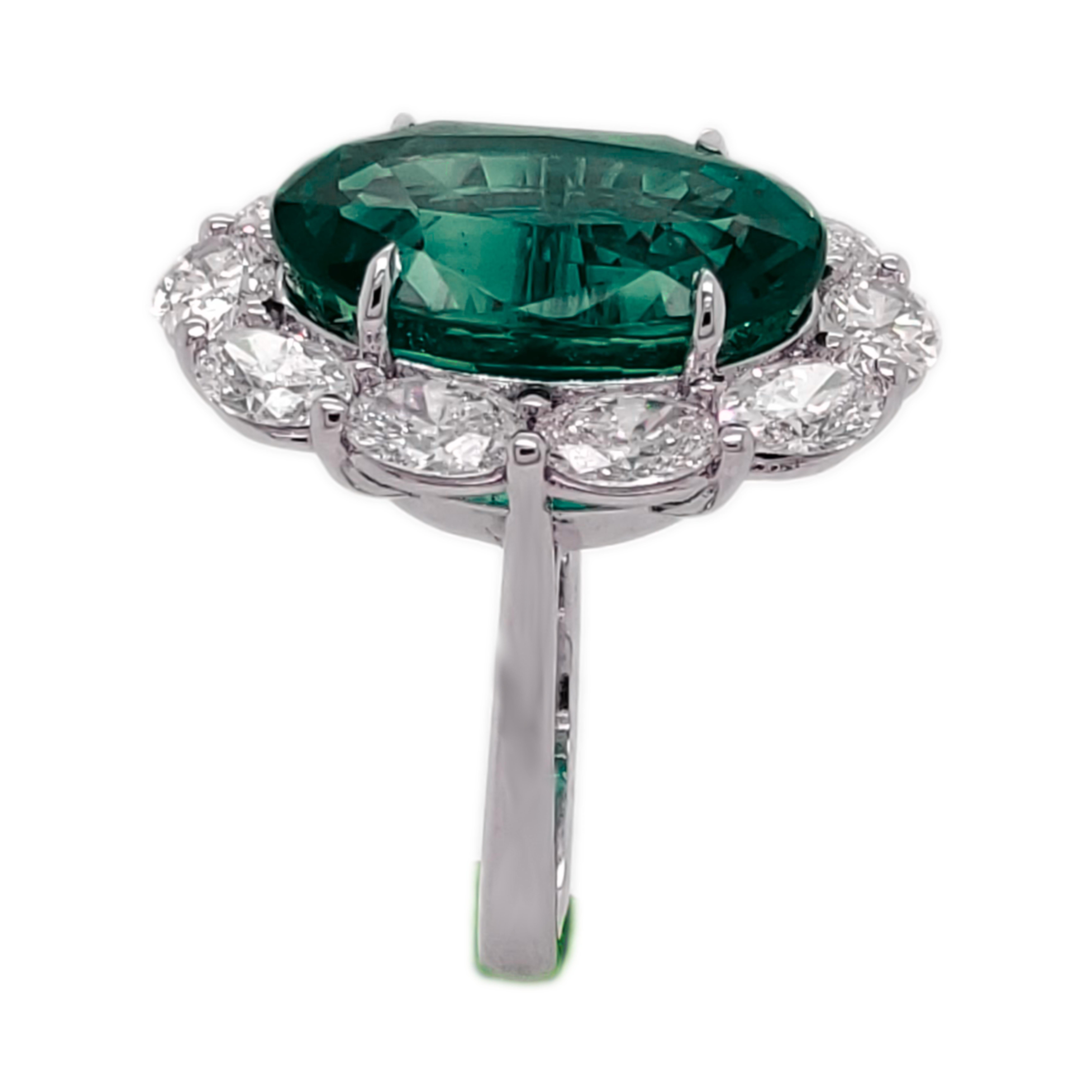 Esmeralda colombiana de 7,68 quilates certificada por el GIA, en platino con halo de diamantes

Este espectacular anillo centra una esmeralda colombiana natural de 7,68 quilates certificada por el GIA, apreciada por su excepcional claridad y su rico