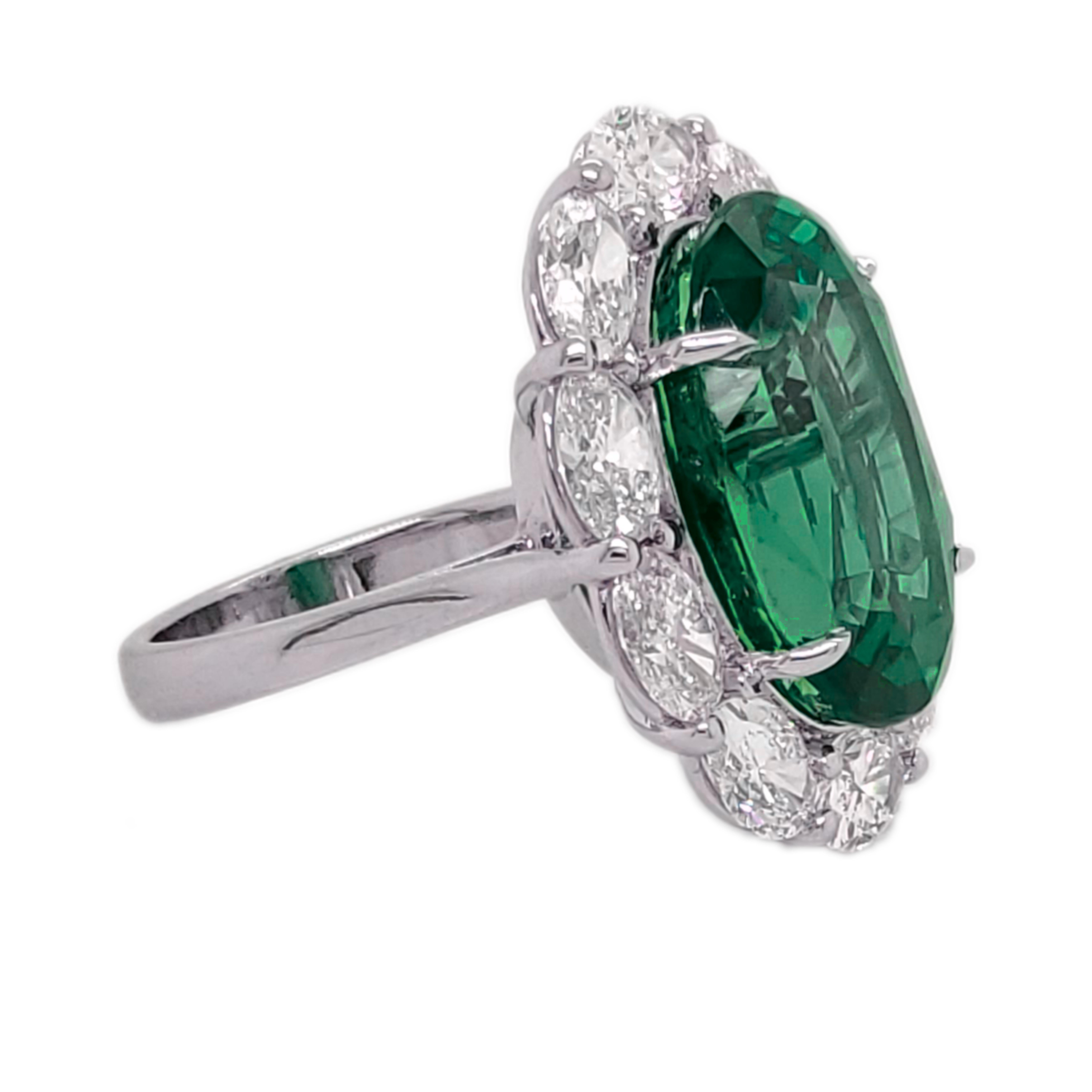 Esmeralda colombiana de 7,68 quilates certificada por GIA en platino con anillo de diamantes Contemporáneo en venta