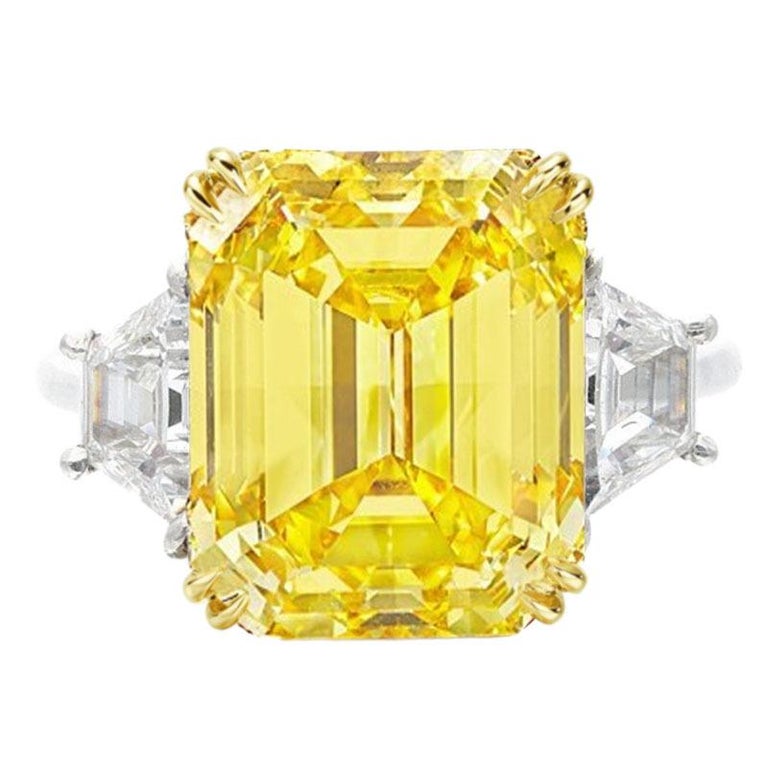 Modern GIA Certified 7.70 Carat Emerald Cut Fancy Vivid Yellow Diamond Ring For Sale