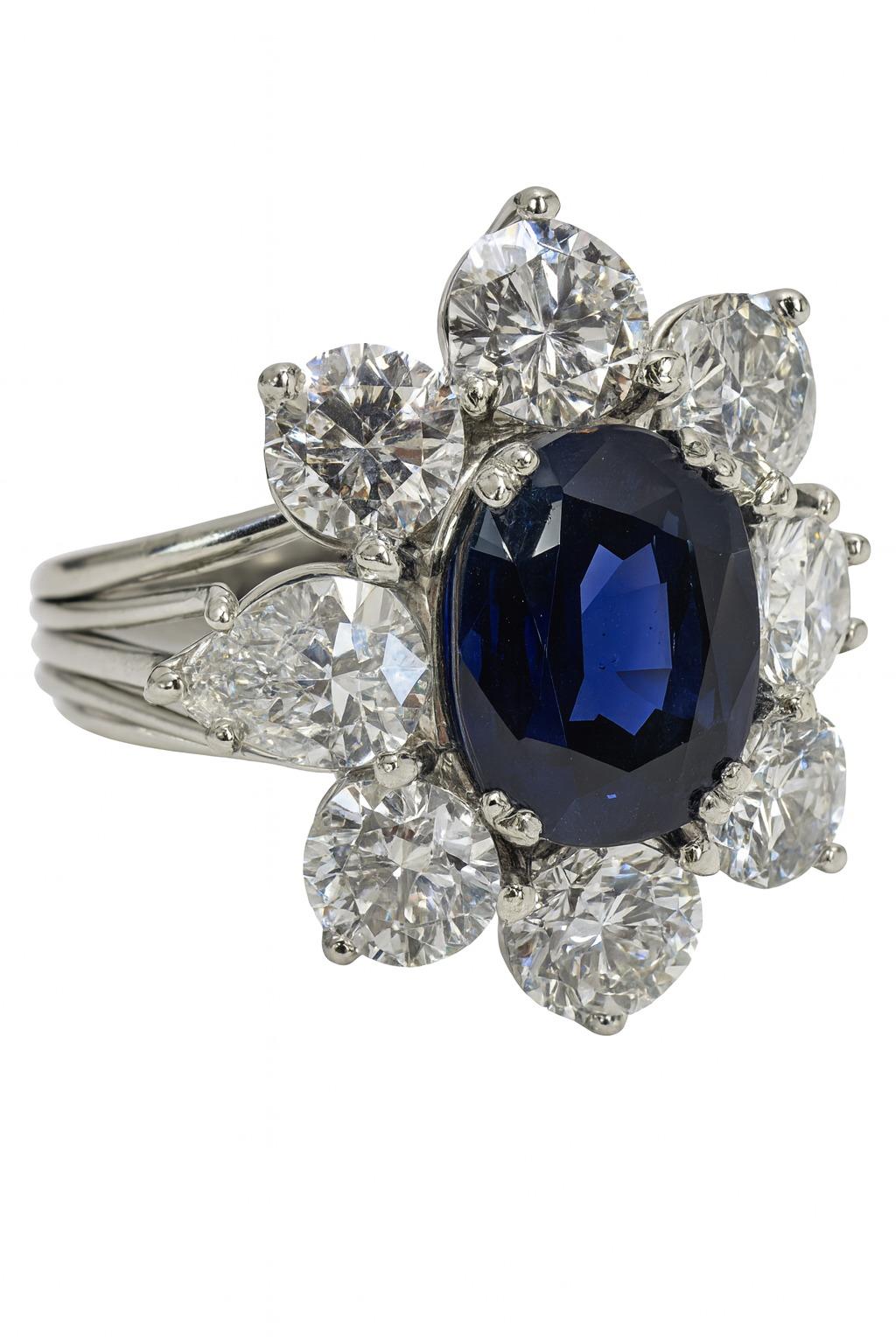 Oval Cut GIA Certified 7.70 Carat Natural Sapphire Diamond Gold Ring For Sale