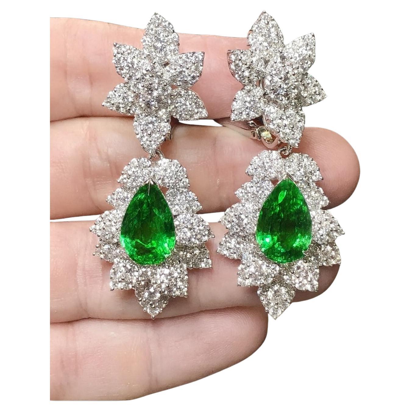 GIA-zertifizierte Ohrringe mit Smaragd und Diamant in Birnenform

Ein auffallend elegantes Paar natürlicher birnenförmiger Smaragde mit einem Gewicht von 3,75 Karat und 3,96 Karat, beide von GIA zertifiziert. Die Smaragde haben einen satten,