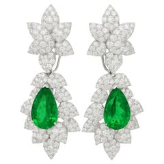 GIA-zertifizierte 7,71 Karat Smaragd & Diamant-Ohrringe in Birnenform