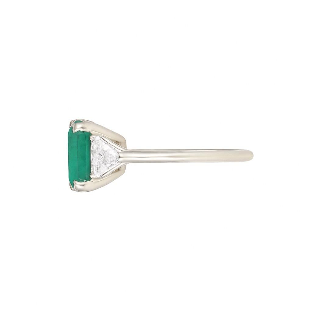 Taille émeraude GIA Certified 7.72 Carat Colombian Emerald and Diamond Three-Stone Ring in 18K (Bague à trois pierres en émeraude colombienne et diamant certifiés GIA) en vente
