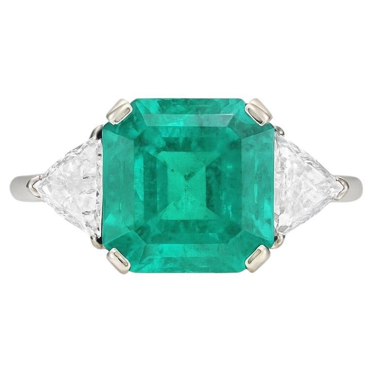 GIA Certified 7.72 Carat Colombian Emerald and Diamond Three-Stone Ring in 18K (Bague à trois pierres en émeraude colombienne et diamant certifiés GIA)