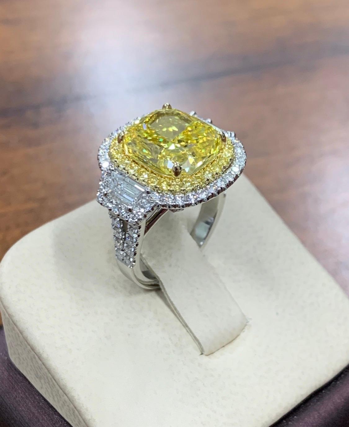 GIA Certified 7.74 Carat Natural Fancy Vivid Yellow Diamond Modern Platinum Ring 8