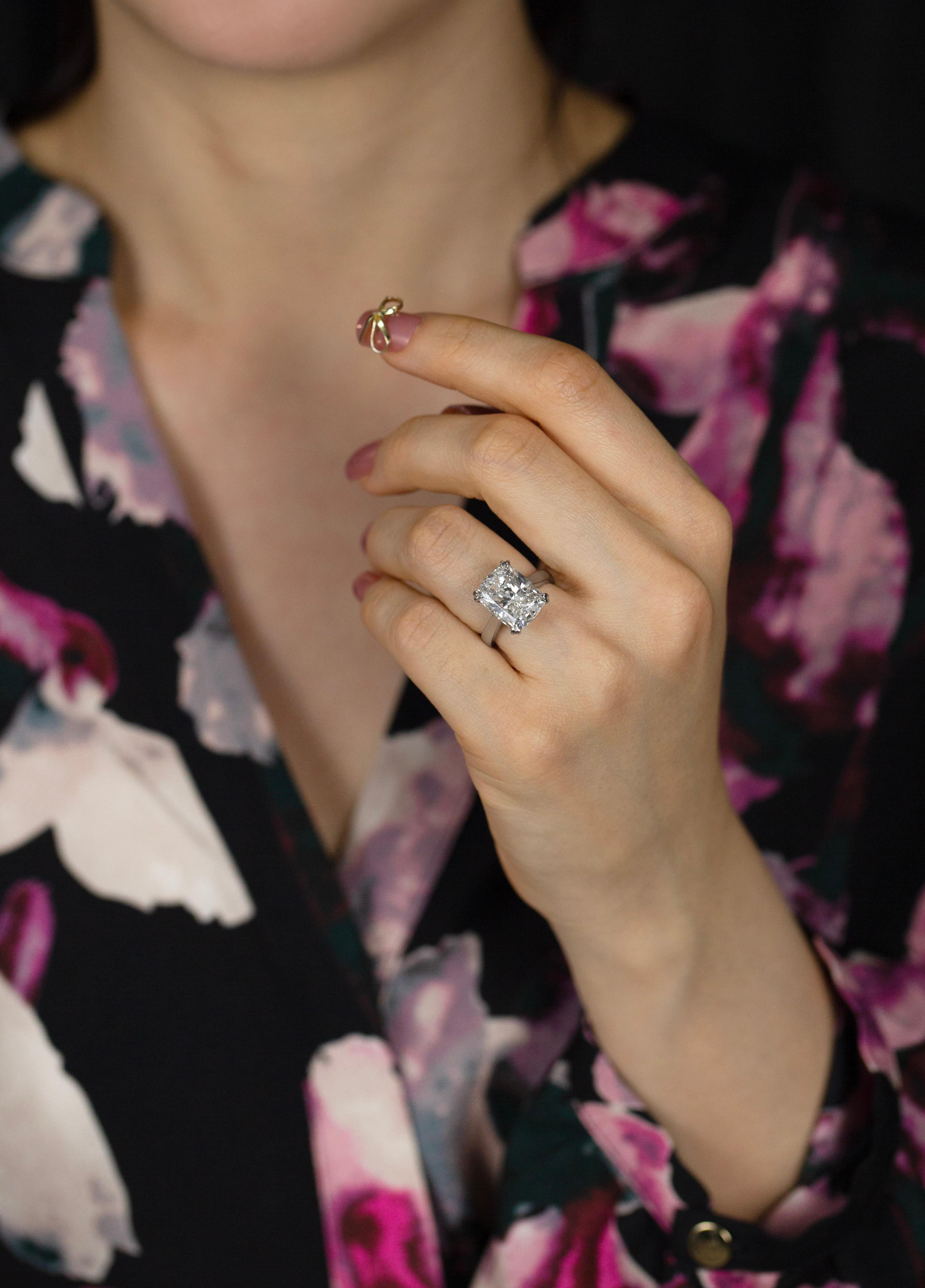 Taille coussin Bague de fiançailles solitaire certifiée GIA de 7,76 carats de diamant taillé en coussin en vente