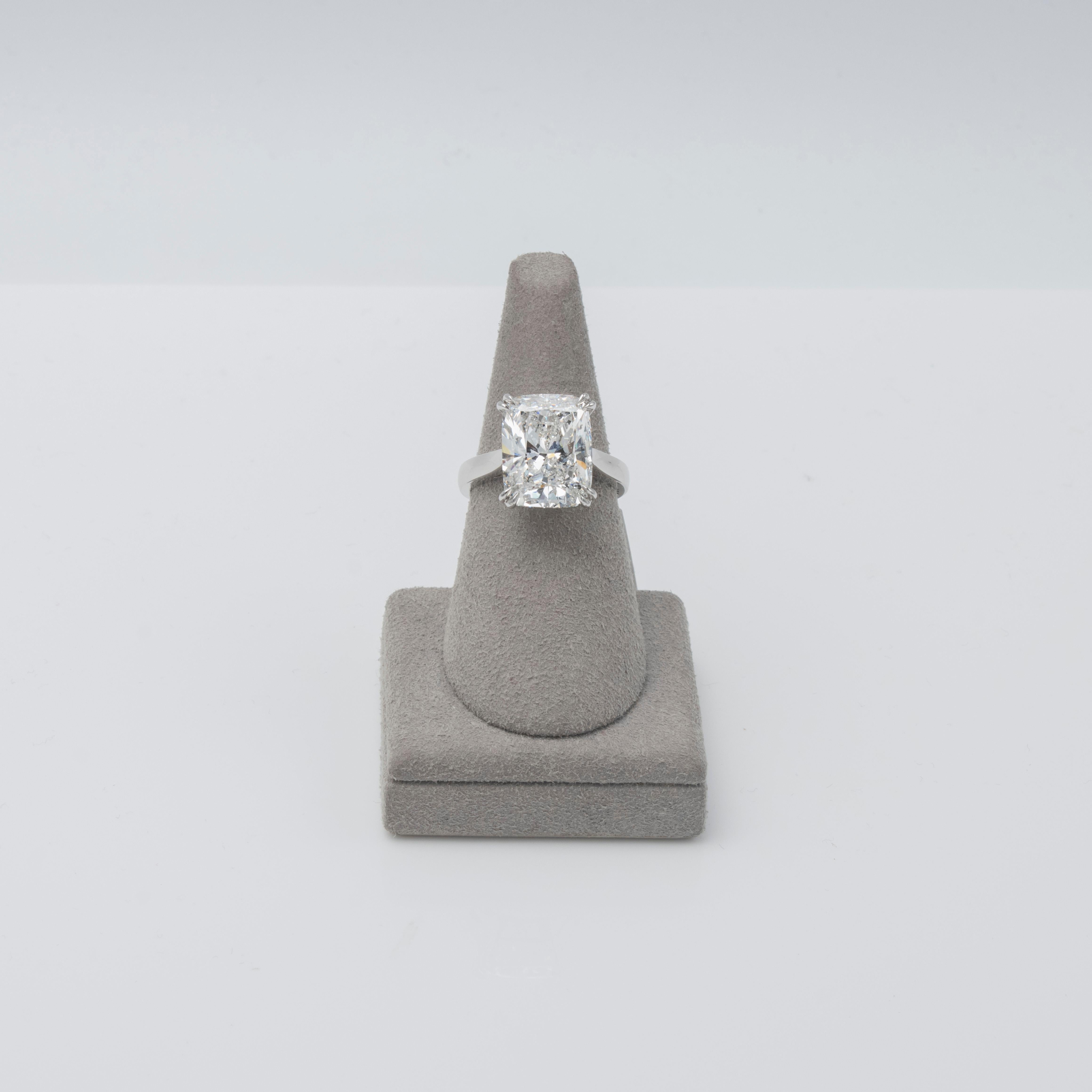 Bague de fiançailles solitaire certifiée GIA de 7,76 carats de diamant taillé en coussin en vente 1
