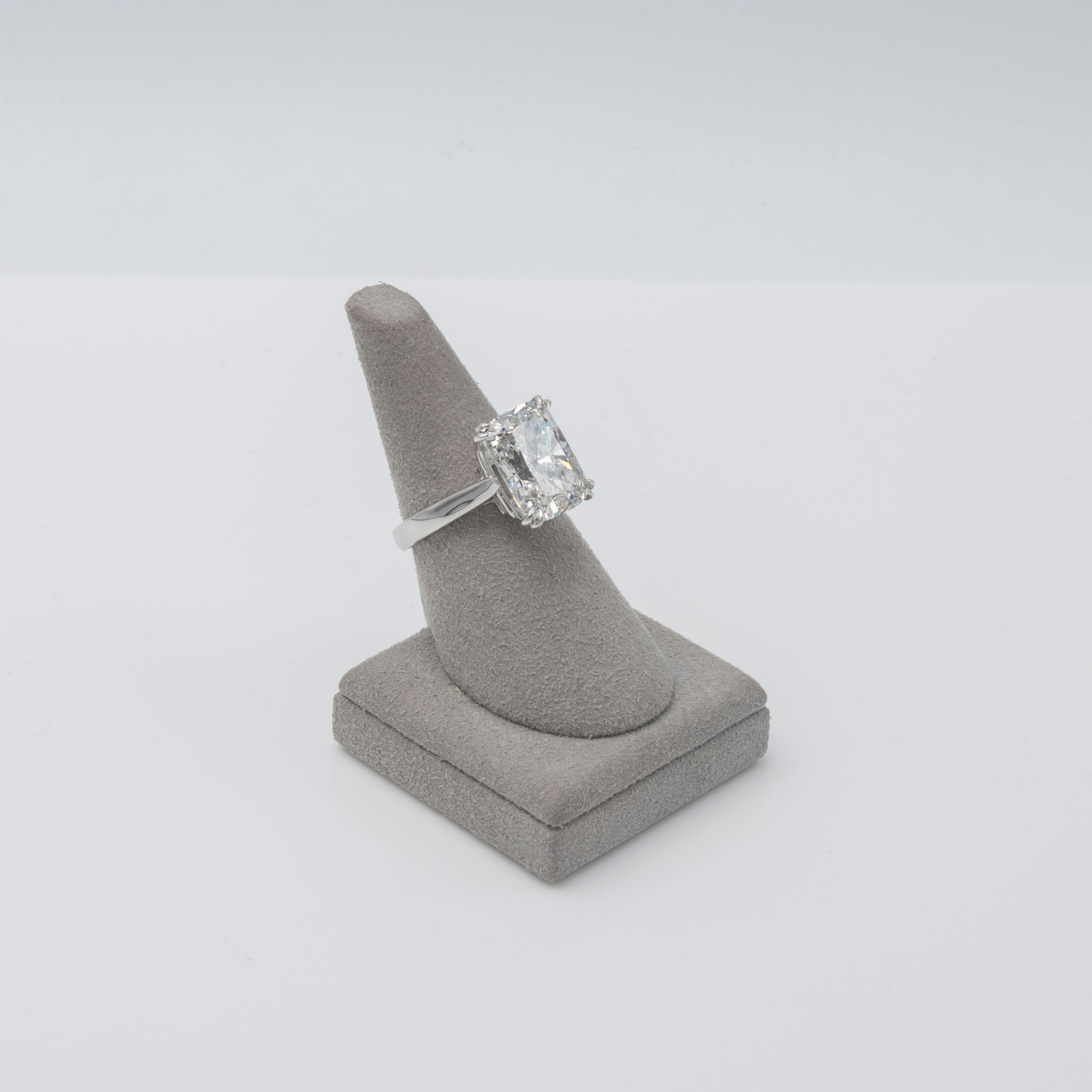 Bague de fiançailles solitaire certifiée GIA de 7,76 carats de diamant taillé en coussin en vente 2