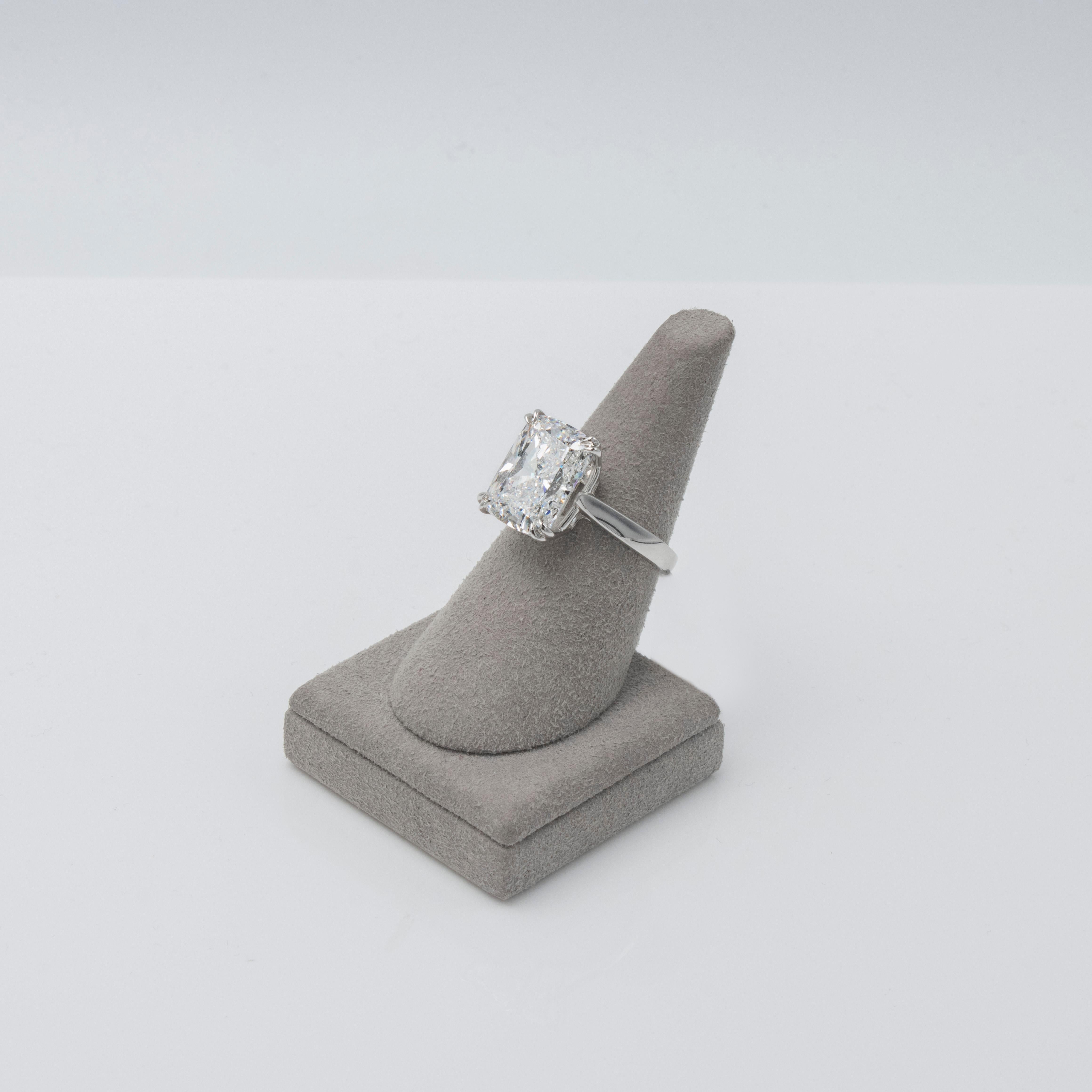 Bague de fiançailles solitaire certifiée GIA de 7,76 carats de diamant taillé en coussin en vente 3