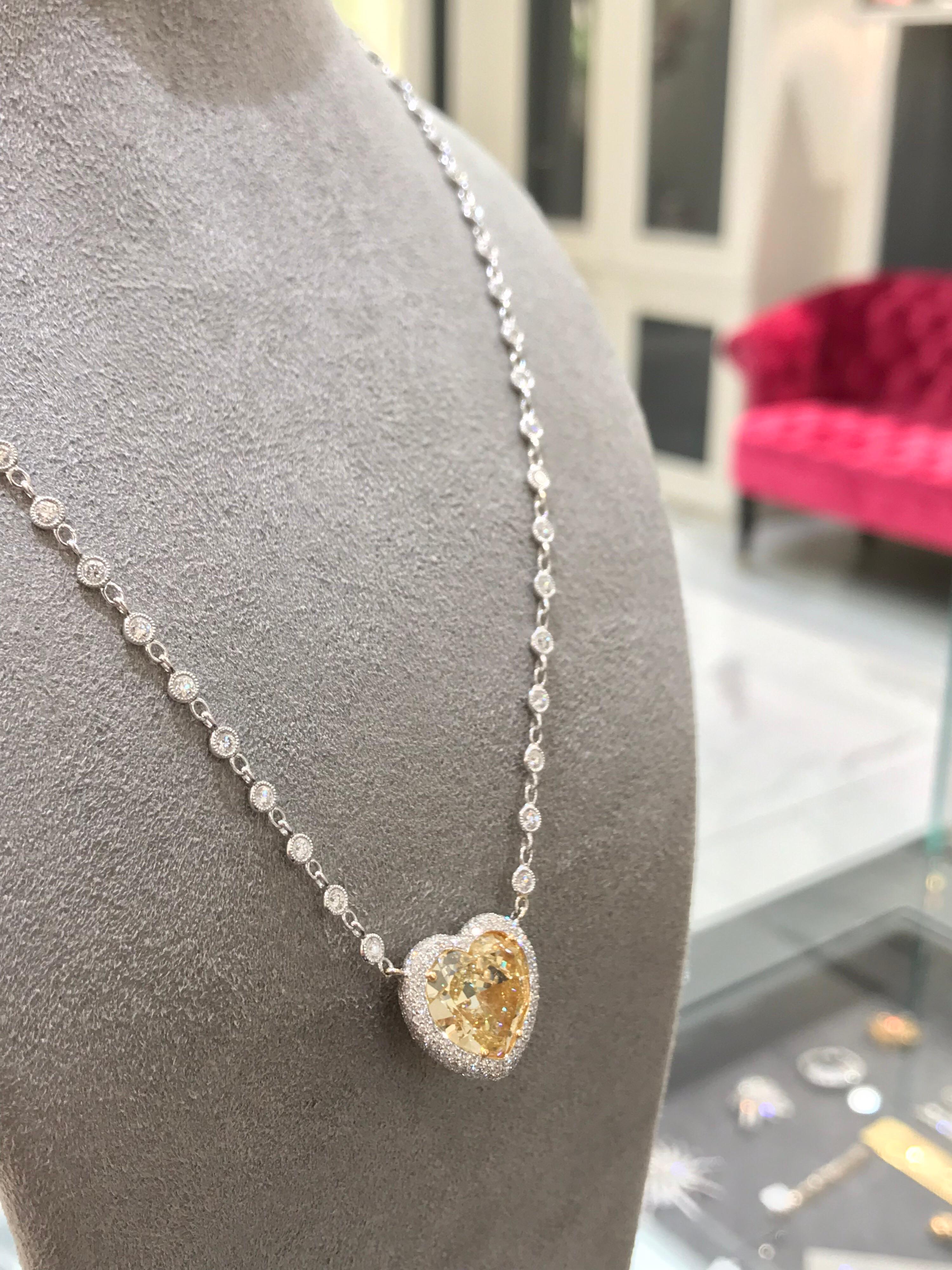 Collier pendentif double face en forme de cœur avec diamant jaune certifié GIA de 7,77 en vente 6