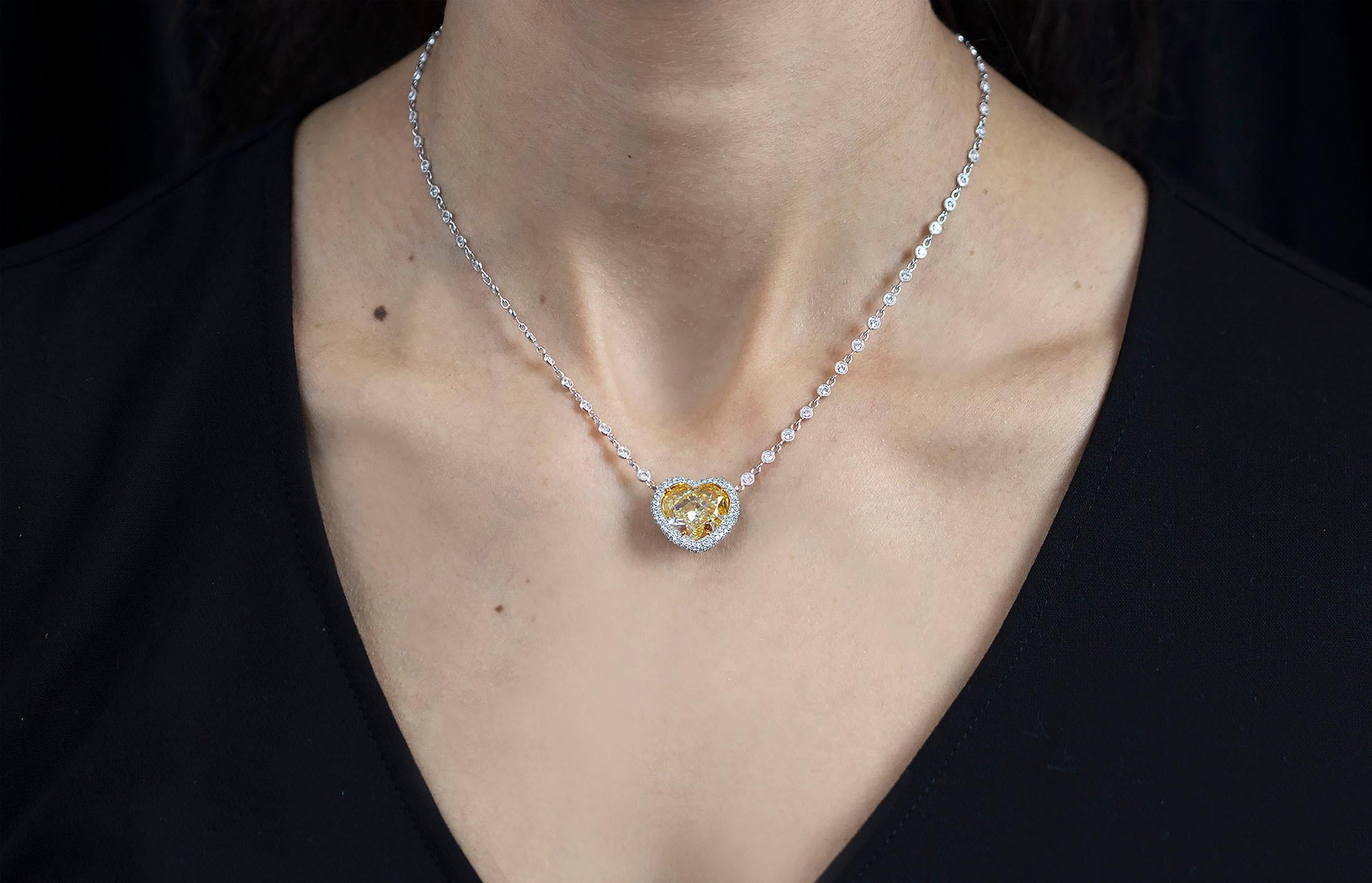 Collier pendentif double face en forme de cœur avec diamant jaune certifié GIA de 7,77 Pour femmes en vente