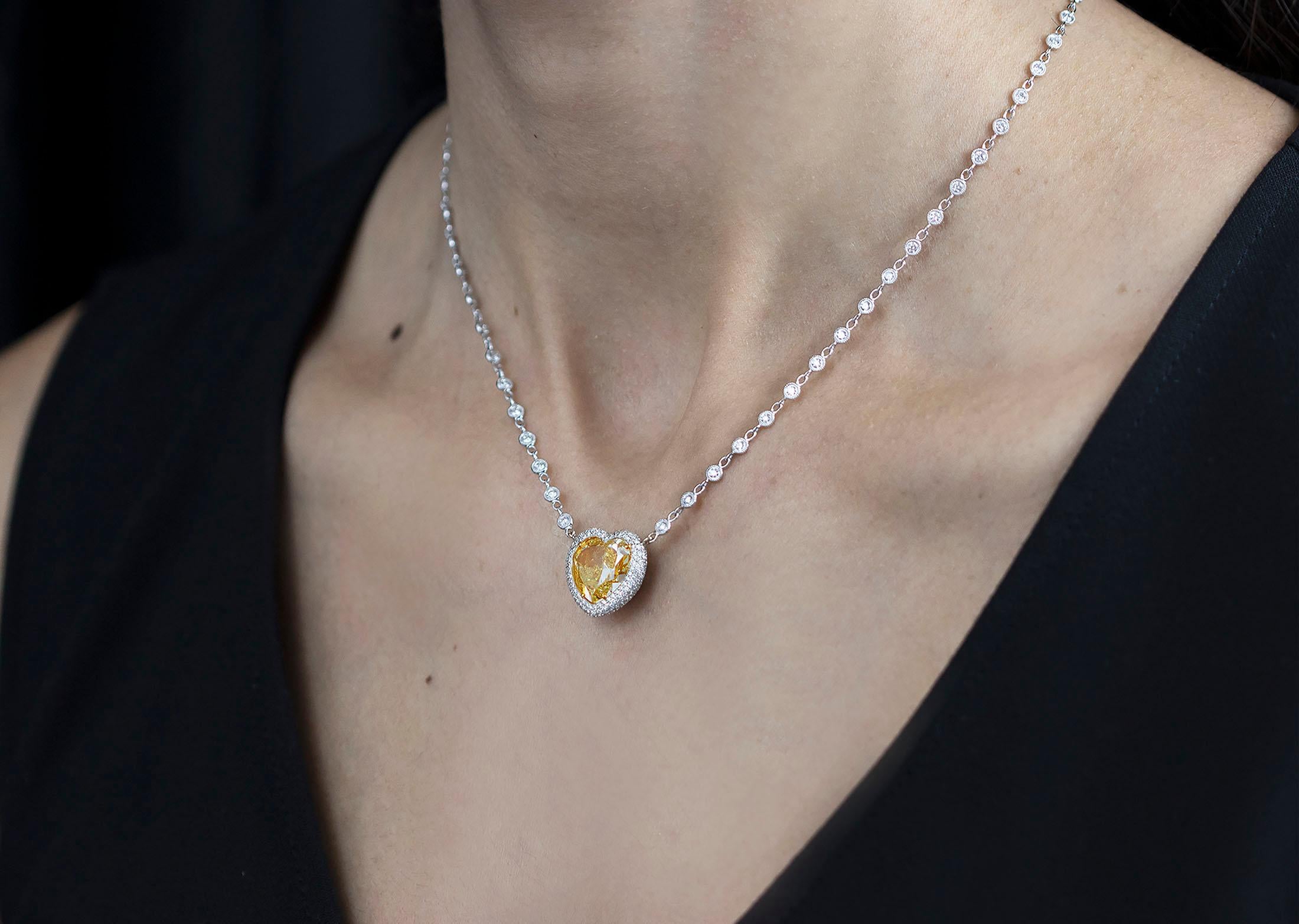 Collier pendentif double face en forme de cœur avec diamant jaune certifié GIA de 7,77 en vente 2