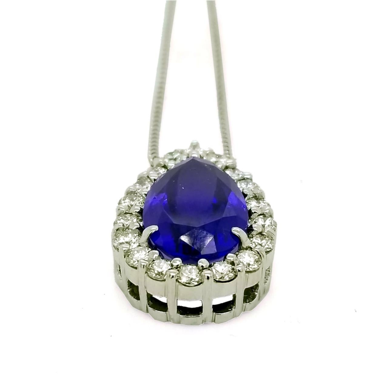 Neoclassico Collana di tanzanite a forma di pera certificata GIA da 7,78 carati con 1,29 carati di diamanti in vendita