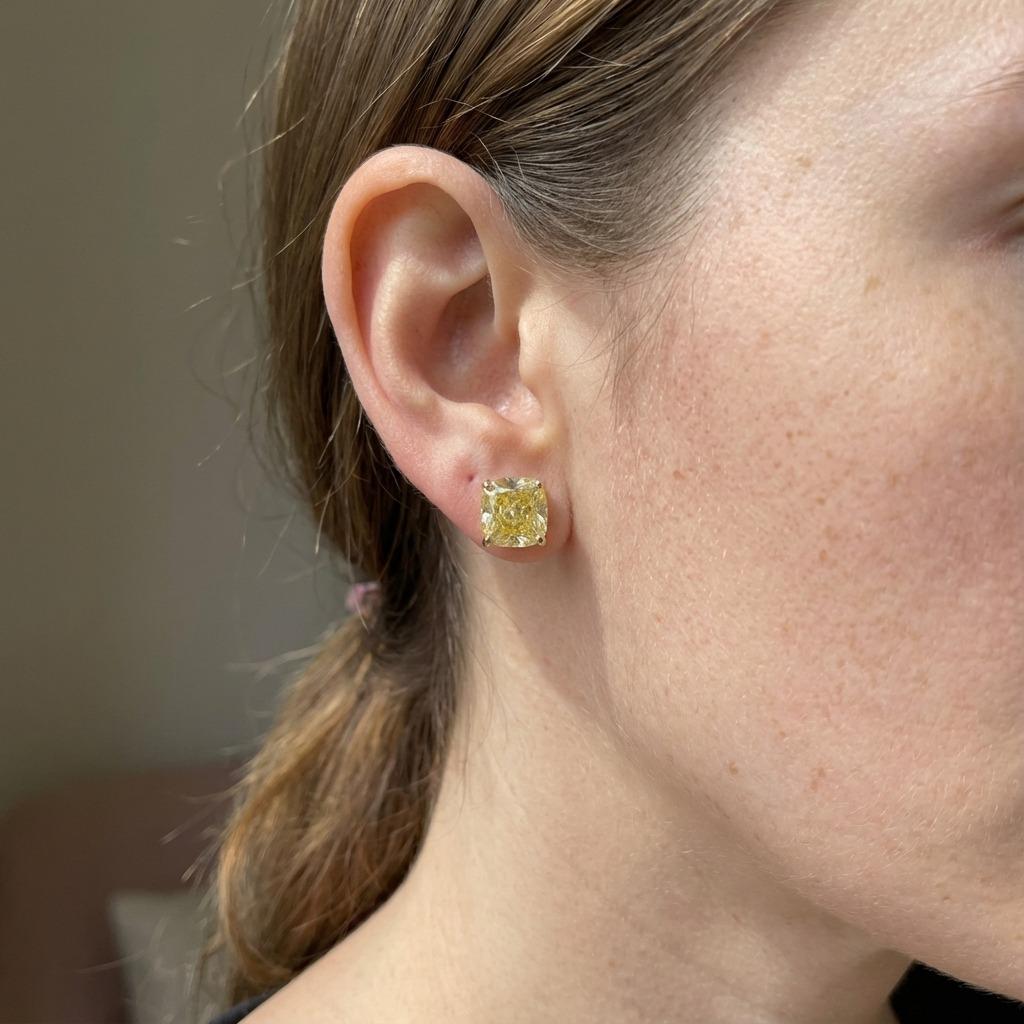 Cette paire exquise présente deux diamants brillants modifiés de couleur naturelle jaune coussin, d'une qualité et d'une brillance exceptionnelles :

Diamant 1 : 4,04 carats, de couleur jaune fantaisie, sans défaut interne, excellent poli, très
