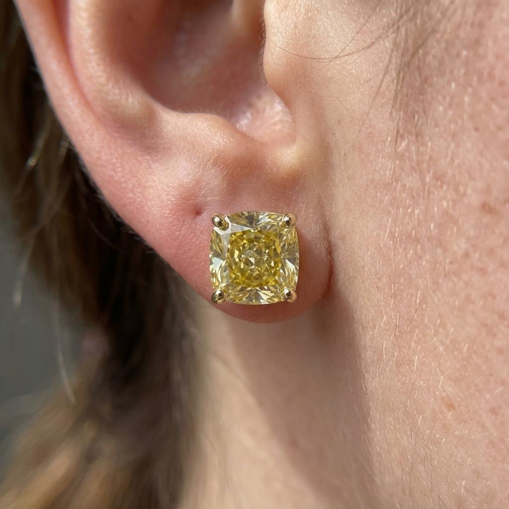Contemporain Boucles d'oreilles en or jaune 18 carats certifiées GIA et composées d'un diamant coussin de 7,80 carats de couleur jaune fantaisie en vente