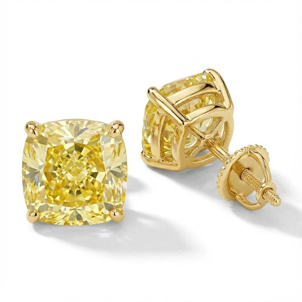 Taille coussin Boucles d'oreilles en or jaune 18 carats certifiées GIA et composées d'un diamant coussin de 7,80 carats de couleur jaune fantaisie en vente