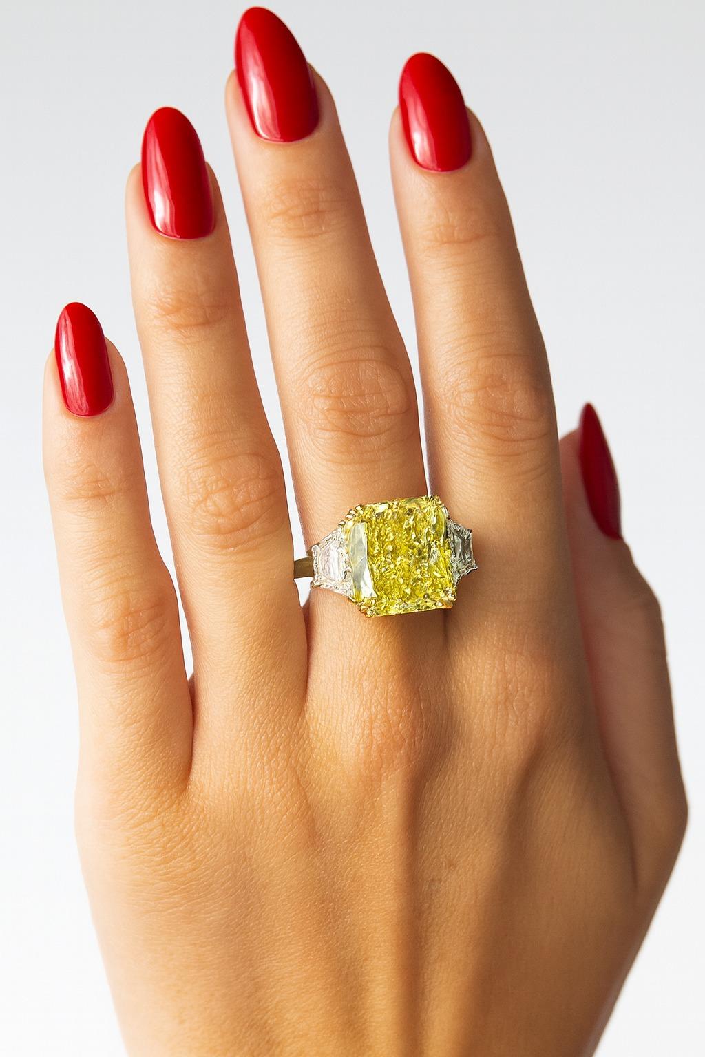 Anillo de diamantes VS2 de 7,83 quilates, amarillo vivo fantasía, certificado por el GIA en Nuevo estado para la venta en Chicago, IL